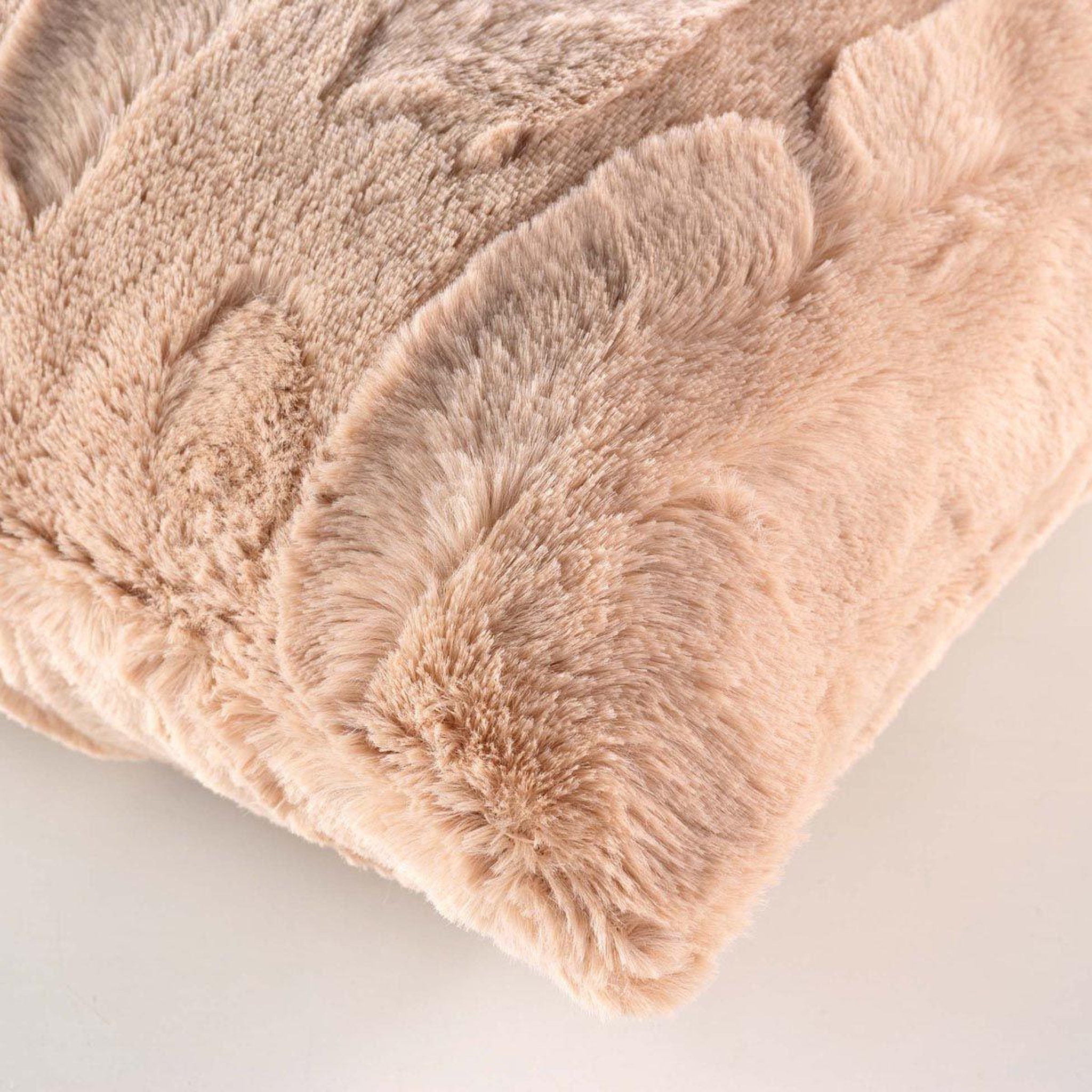 Voir la diapositive 3 : Douceur d'Intérieur Housse de coussin imitation fourrure  foxy  40x40cm sable