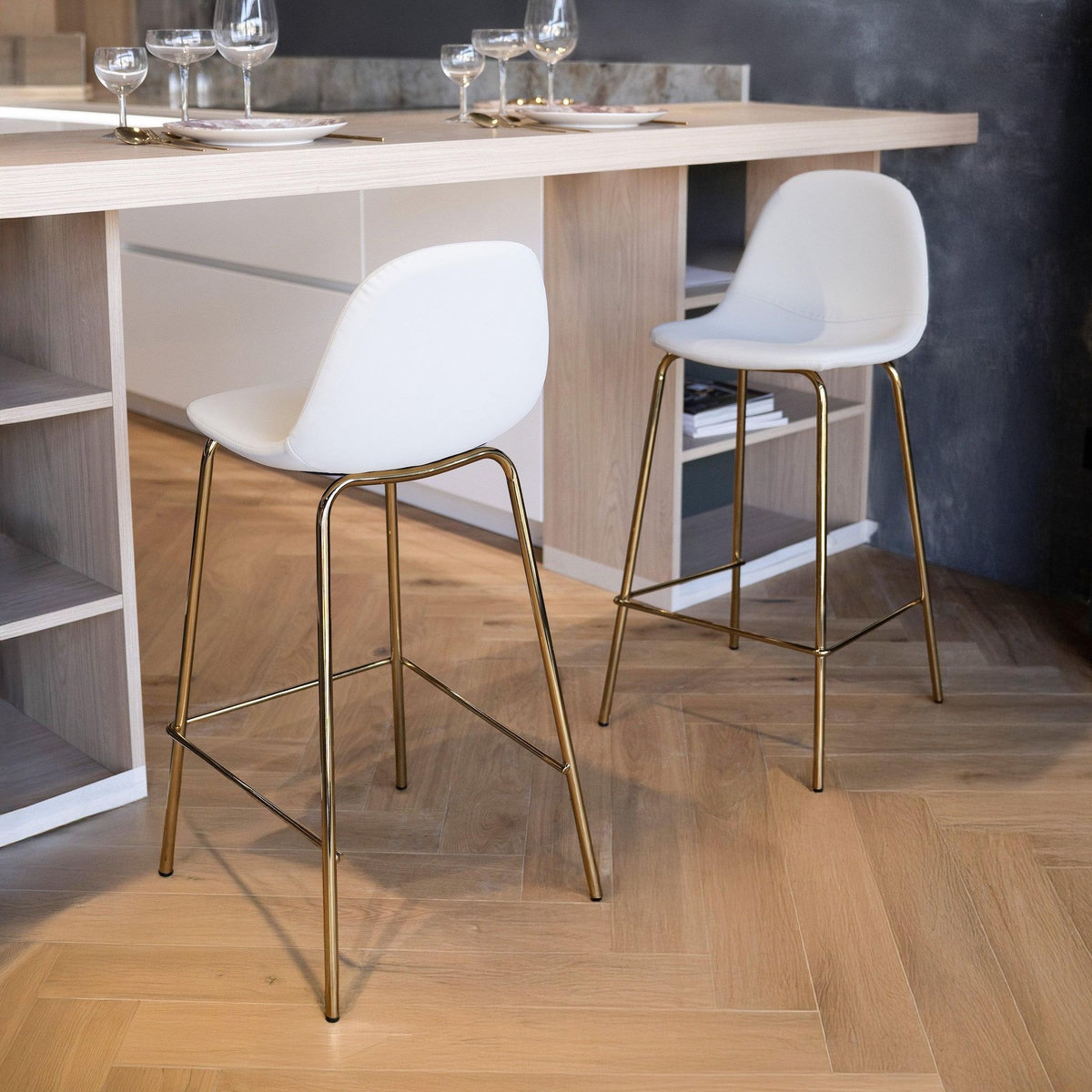 Rendez vous déco Lot de 2 chaises pour îlot central 65 cm en cuir synthétique blanc - Henrik