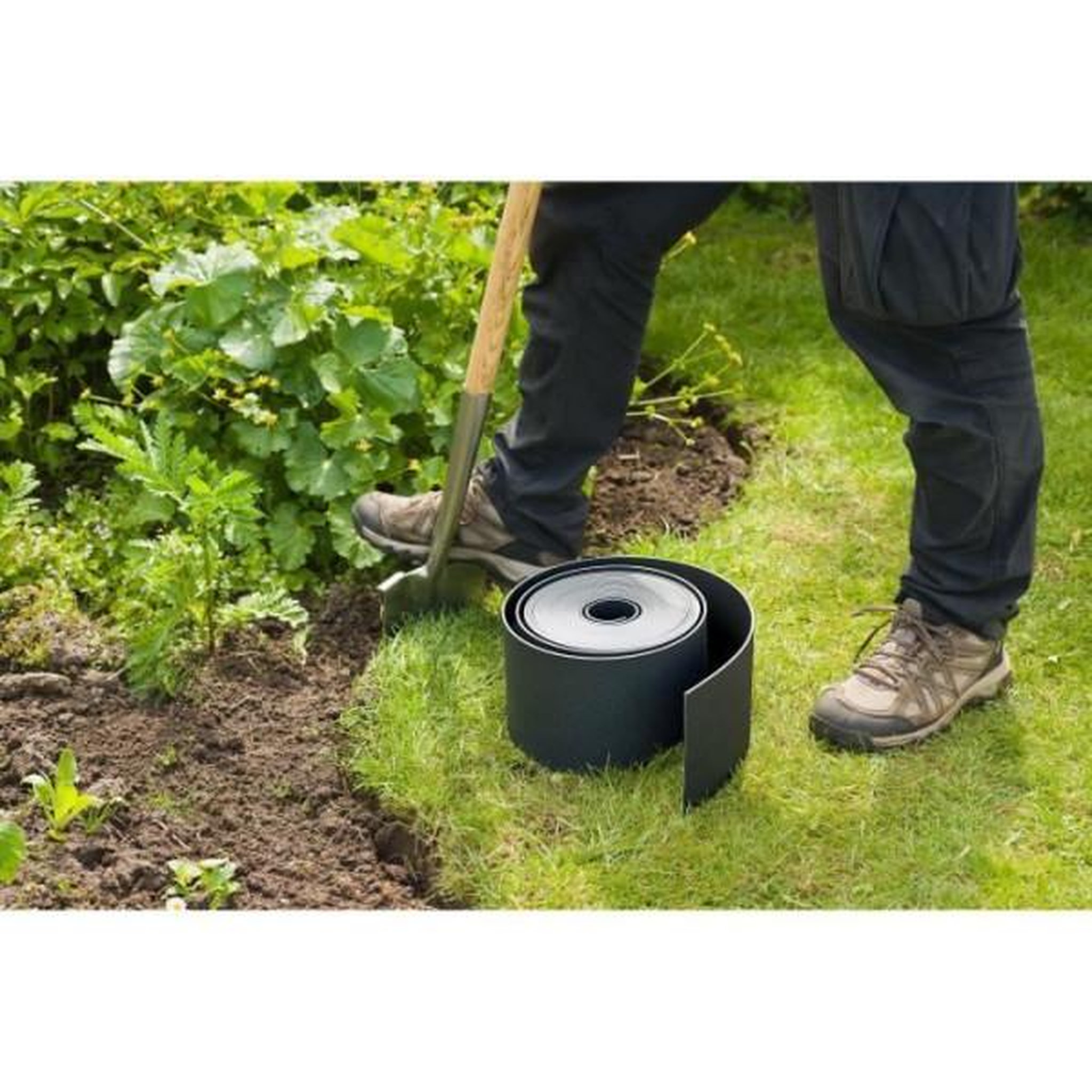 Voir la diapositive 3 : NATURE Bordure de jardin - NATURE - Noir - PE recyclé, épaisseur 3 mm - H7,5 cm x 10m - 10 Ancres noires - H19,5x 1,9x 1,8cm