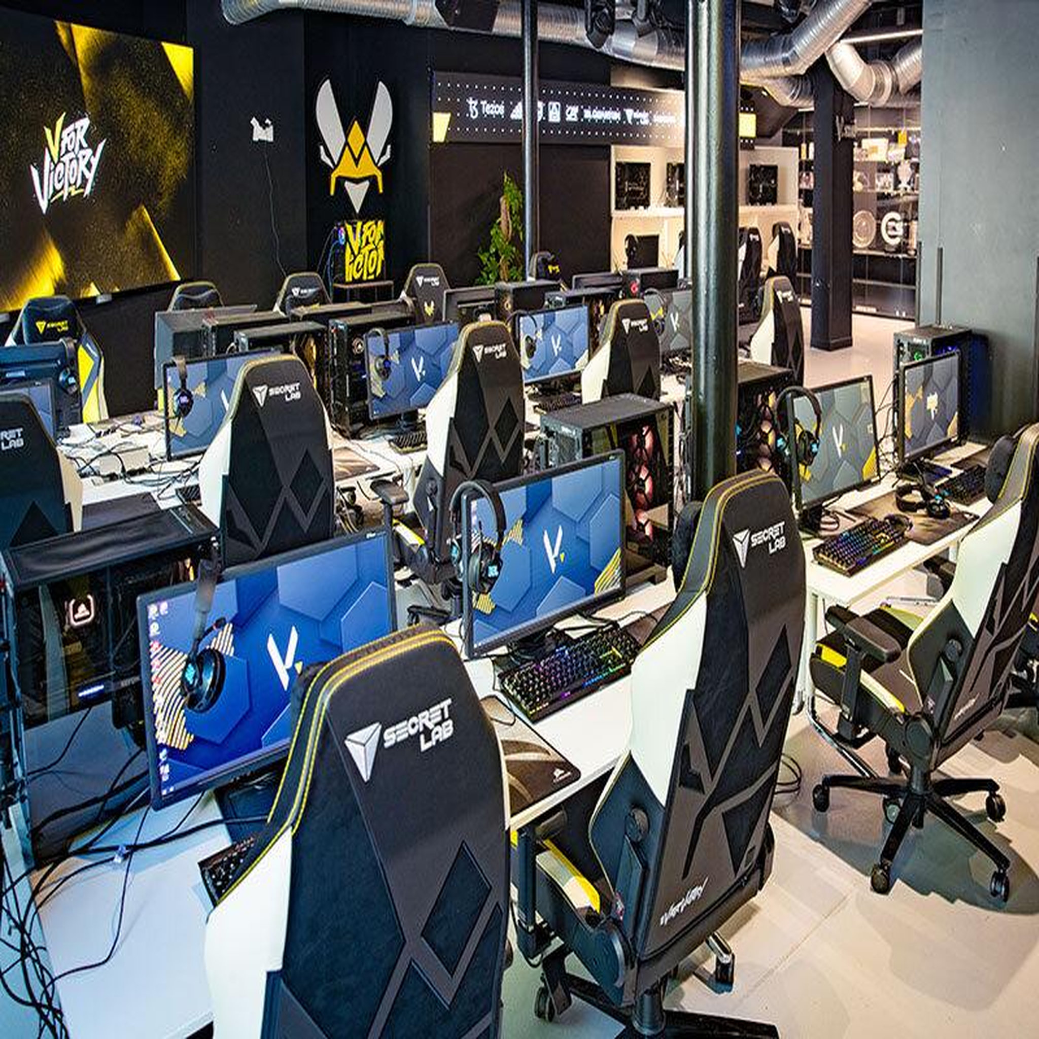 Voir la diapositive 4 : Smartbox Anniversaire 100 % e-sport : session de jeu avec team vitality pour 5 enfants à paris - coffret cadeau sport & aventure