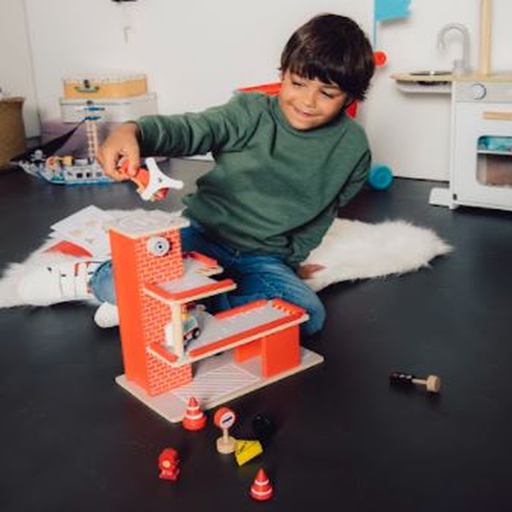 Voir la diapositive 3 : One Two Fun La caserne de pompiers en bois