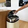 Voir la diapositive 4 : Kitchen move Poubelle automatique 42l creme/inox - bat-42ls02a cream ss