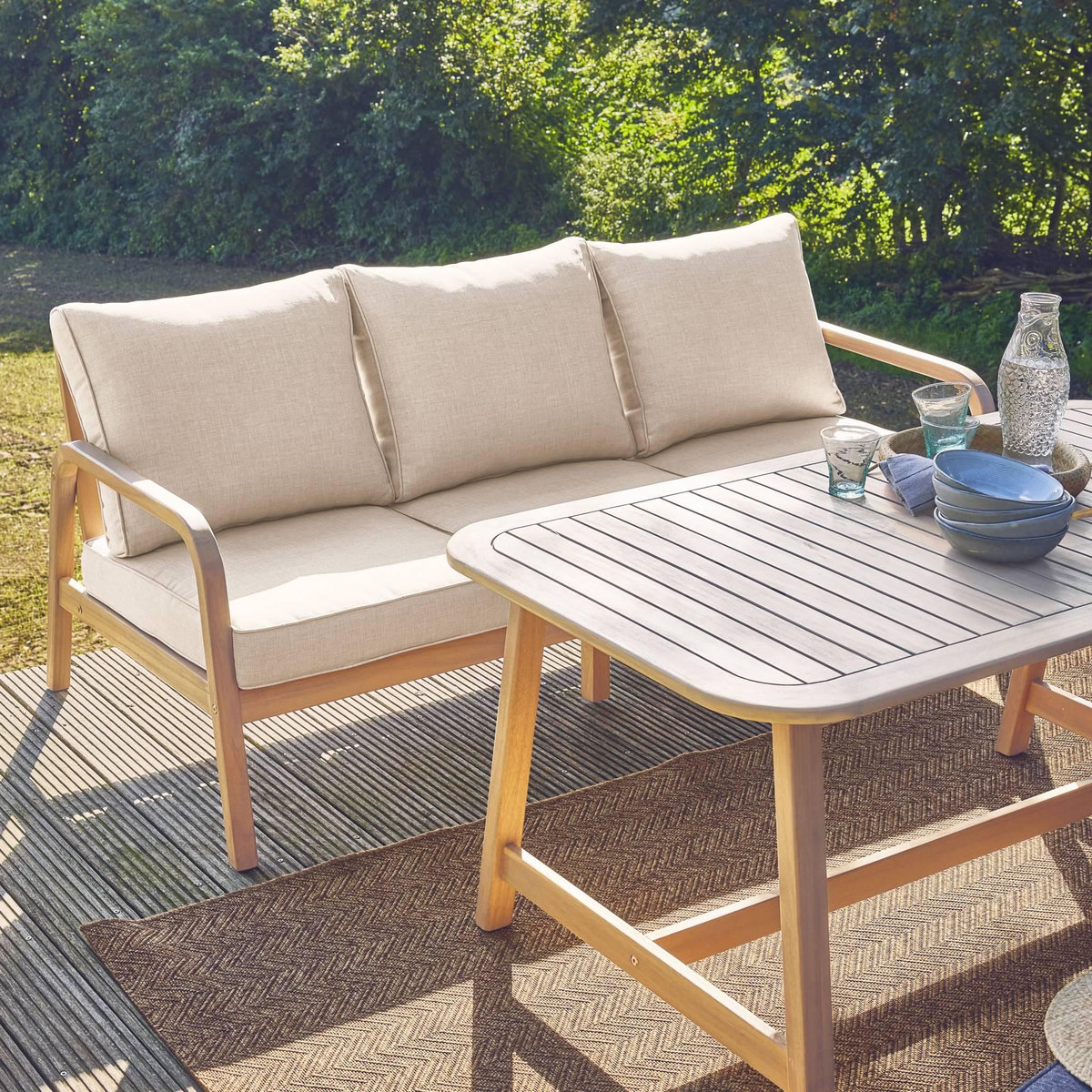 SWEEEK Salon de jardin 7 places CARNOTA DINING en bois d'acacia. table rectangulaire. coussins beige