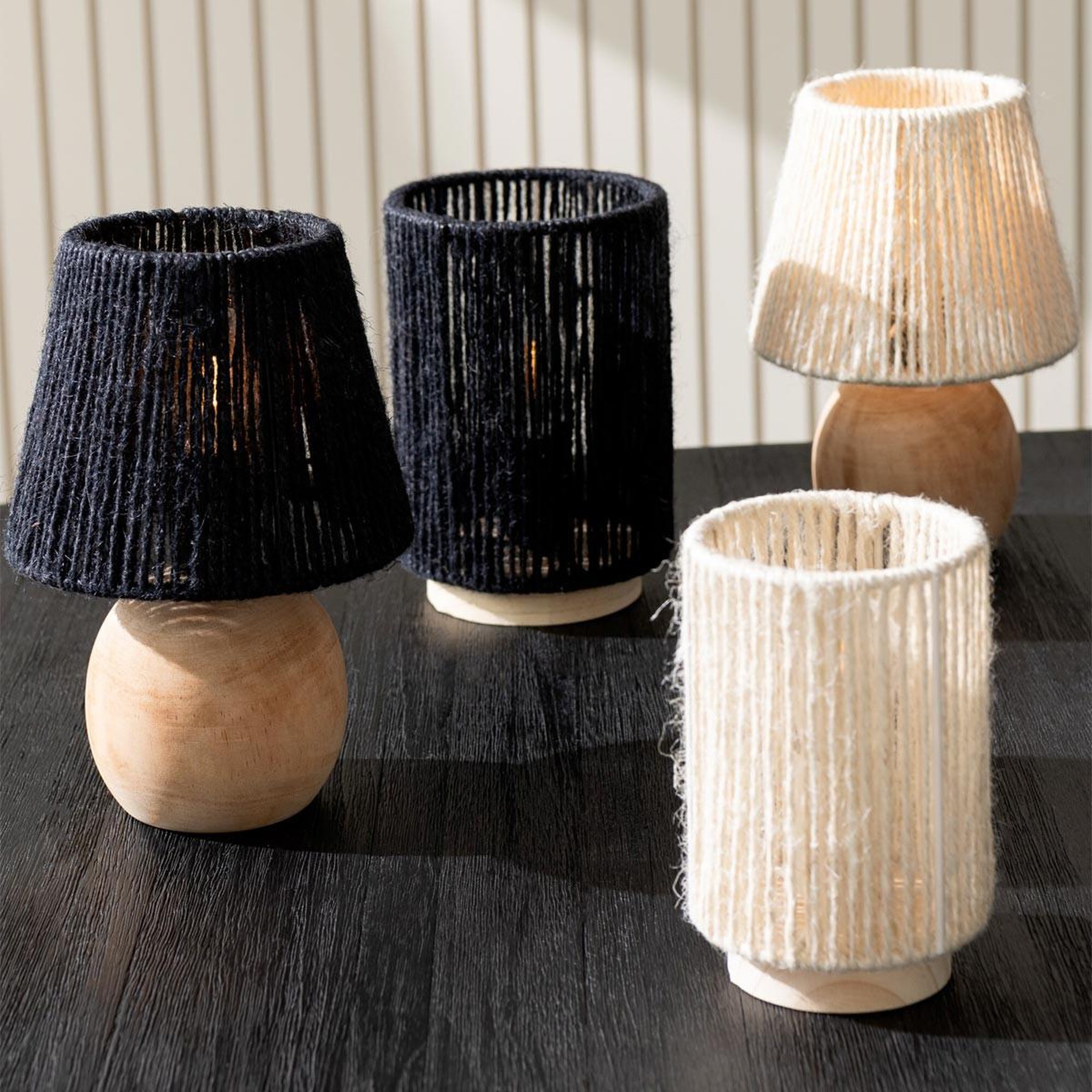 Voir la diapositive 4 : J-LINE Lampe à poser cylindrique à led  roslyn  16cm noir