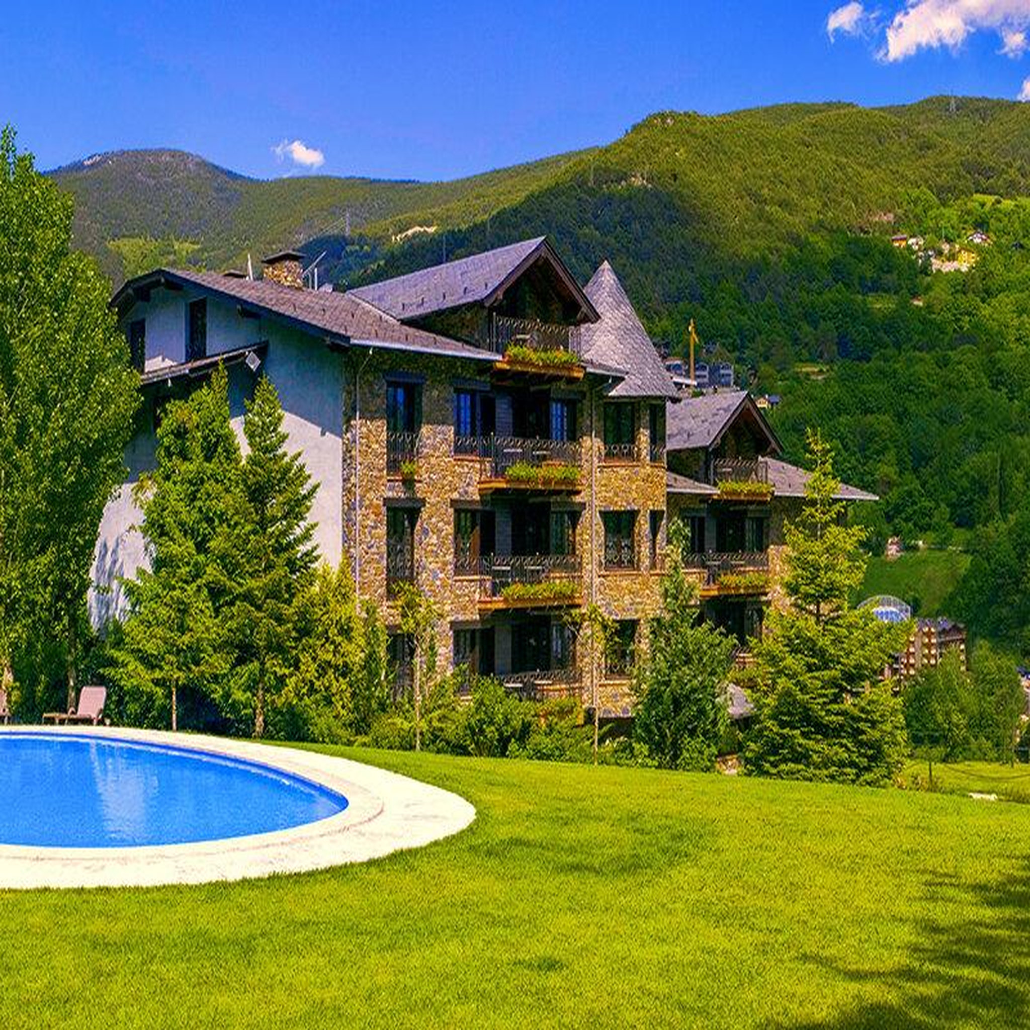 Voir la diapositive 2 : Smartbox Escapade de 2 jours dans la principauté d'andorre - coffret cadeau séjour