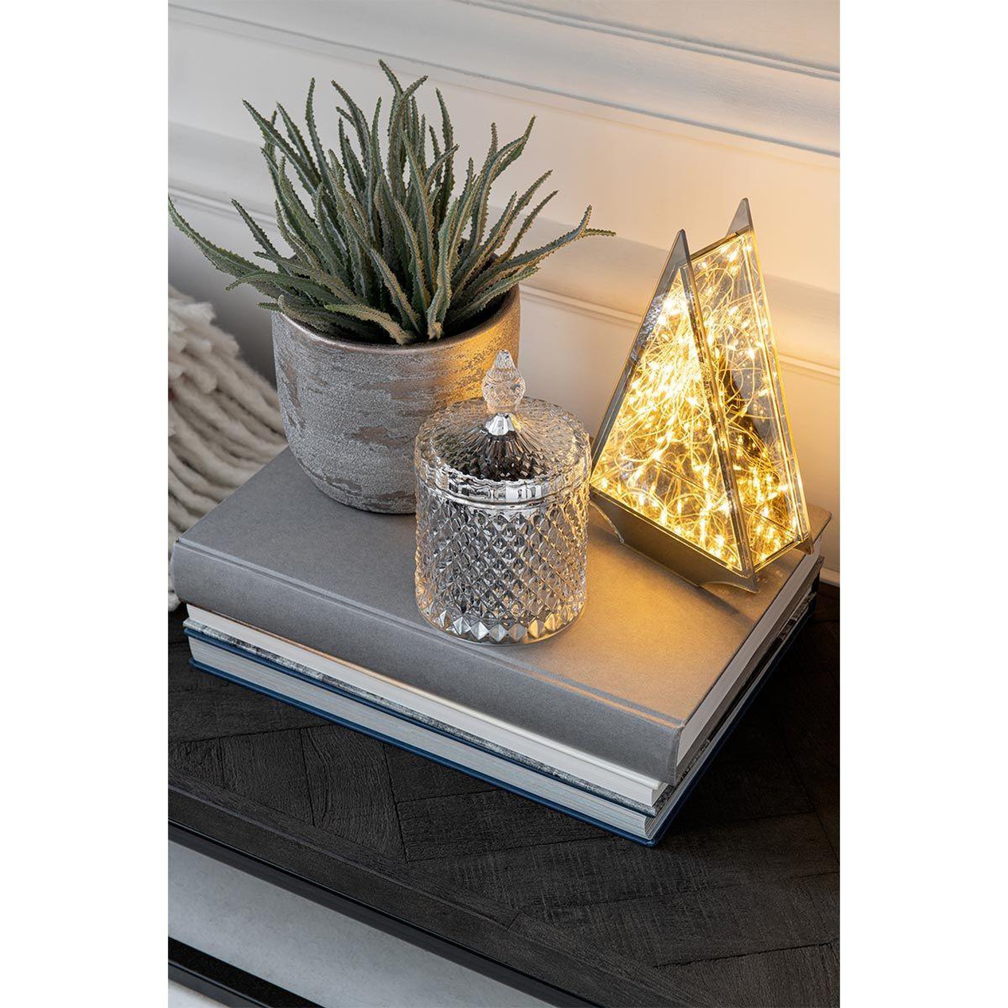 Voir la diapositive 4 : J-LINE Décoration lumineuse led  triangle  25cm gris & or