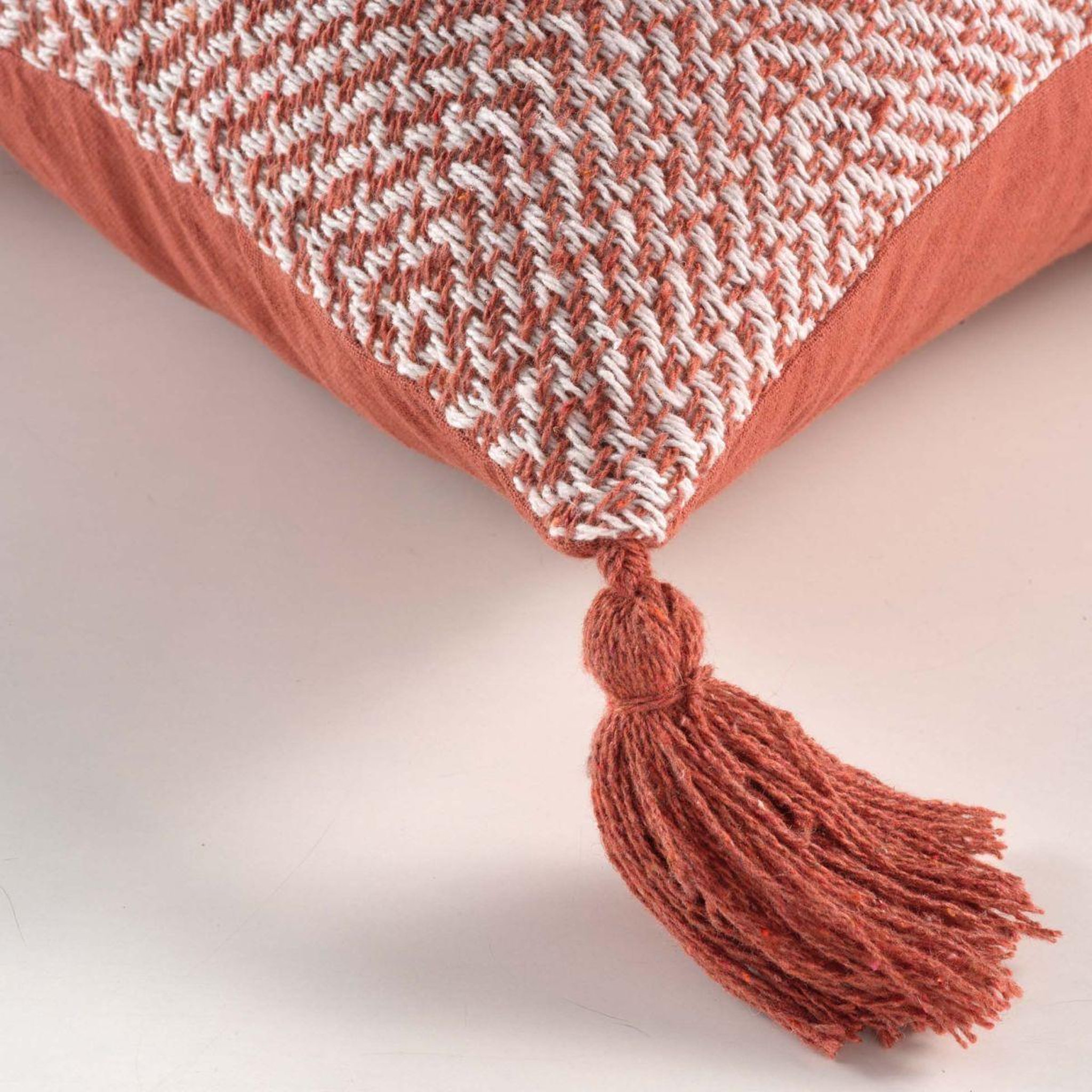 Voir la diapositive 4 : Douceur d'Intérieur Coussin tissé pompons  louisette  40x40cm terracotta