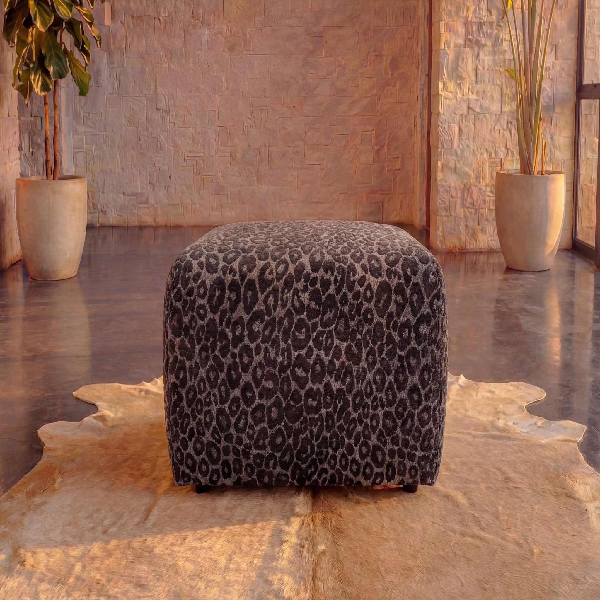 Voir la diapositive 4 : CASANOVA PARIS Elio - pouf en tissu imprimé animalier beige 74x74x41