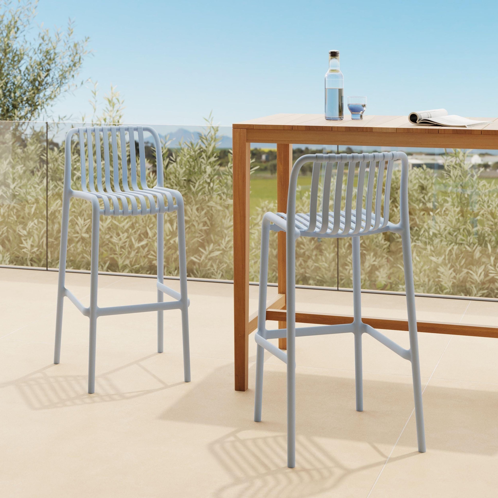Voir la diapositive 2 : MAISON PAVANE Lot de 2 chaises de bar de jardin 76 cm en plastique bleu pastel-duli