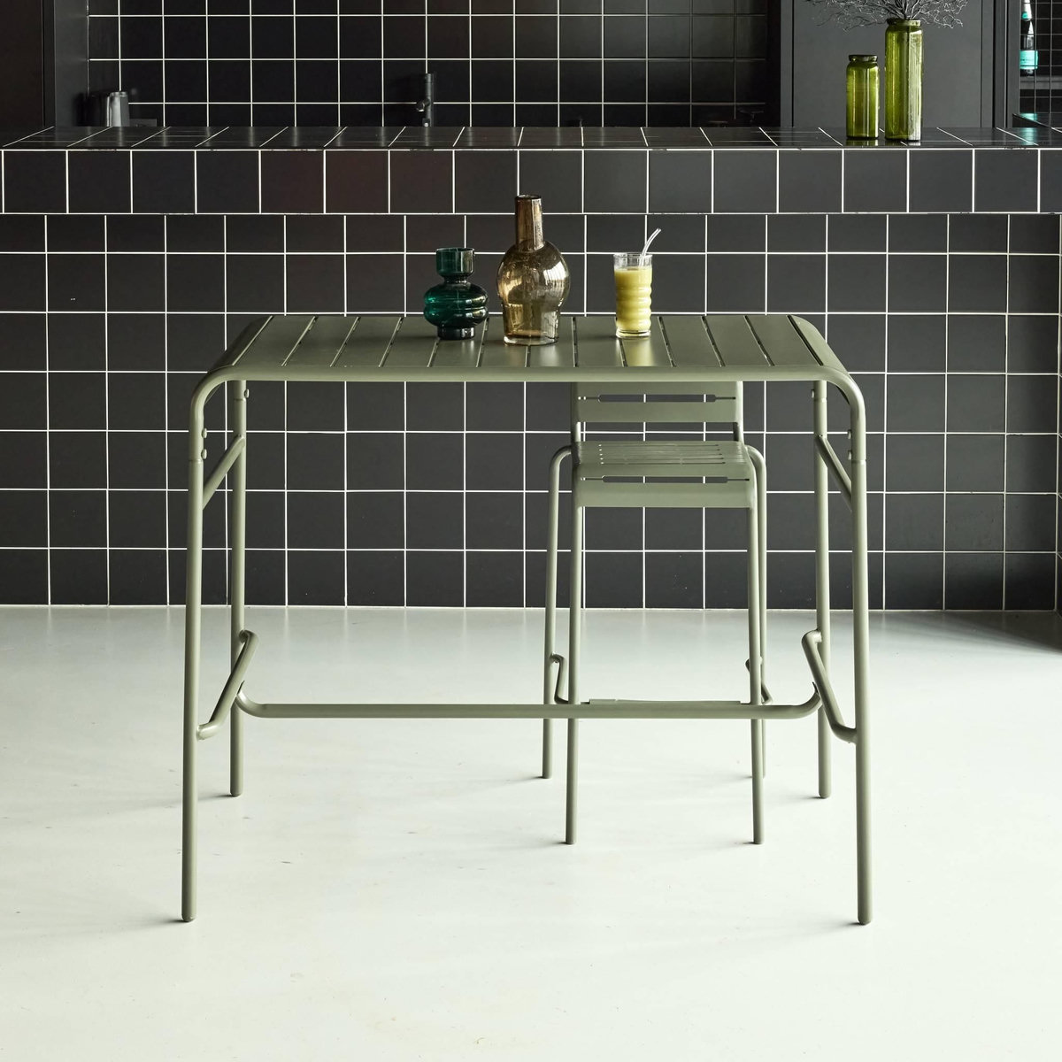 SWEEEK Table haute de jardin métal 4 places, Amelia 120 x 70cm x 95cm