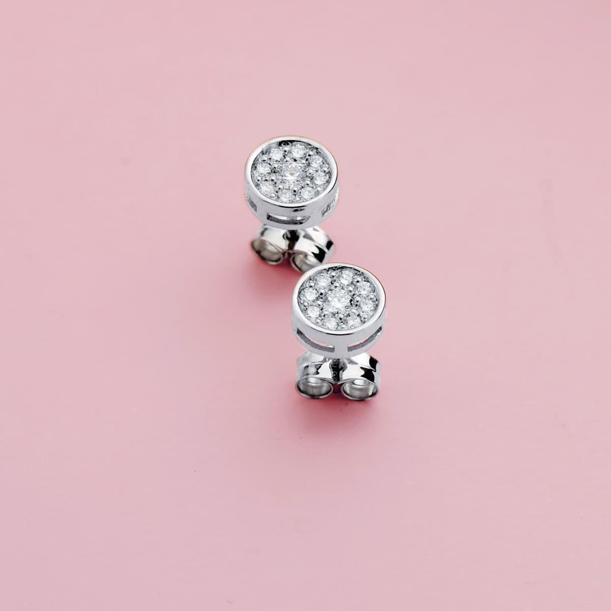 Voir la diapositive 2 : L'ATELIER D'AZUR Boucles d'Oreilles Solitaires Accompagné Diamants de Synthèse 0.36 Carats - Or 18 Carats 750 Blanc