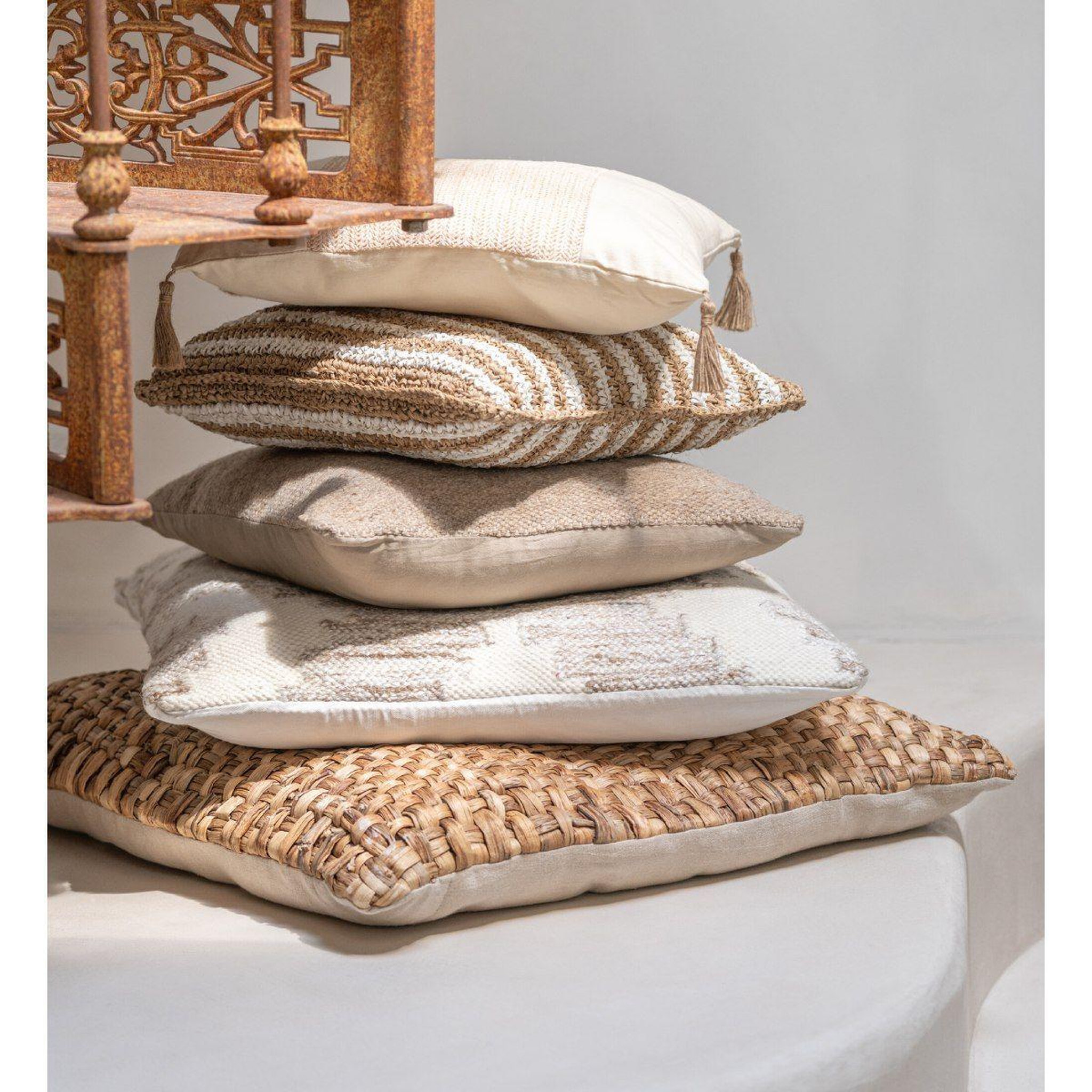 Voir la diapositive 3 : J-LINE Coussin design ethnique  jaisalmer  45x45cm beige