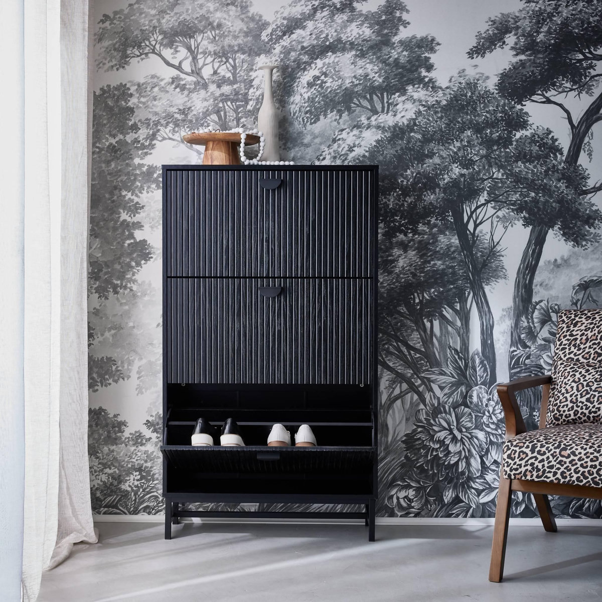 SWEEEK Meuble à chaussures 3 abattants décor bois rainuré noir style contemporain 18 paires