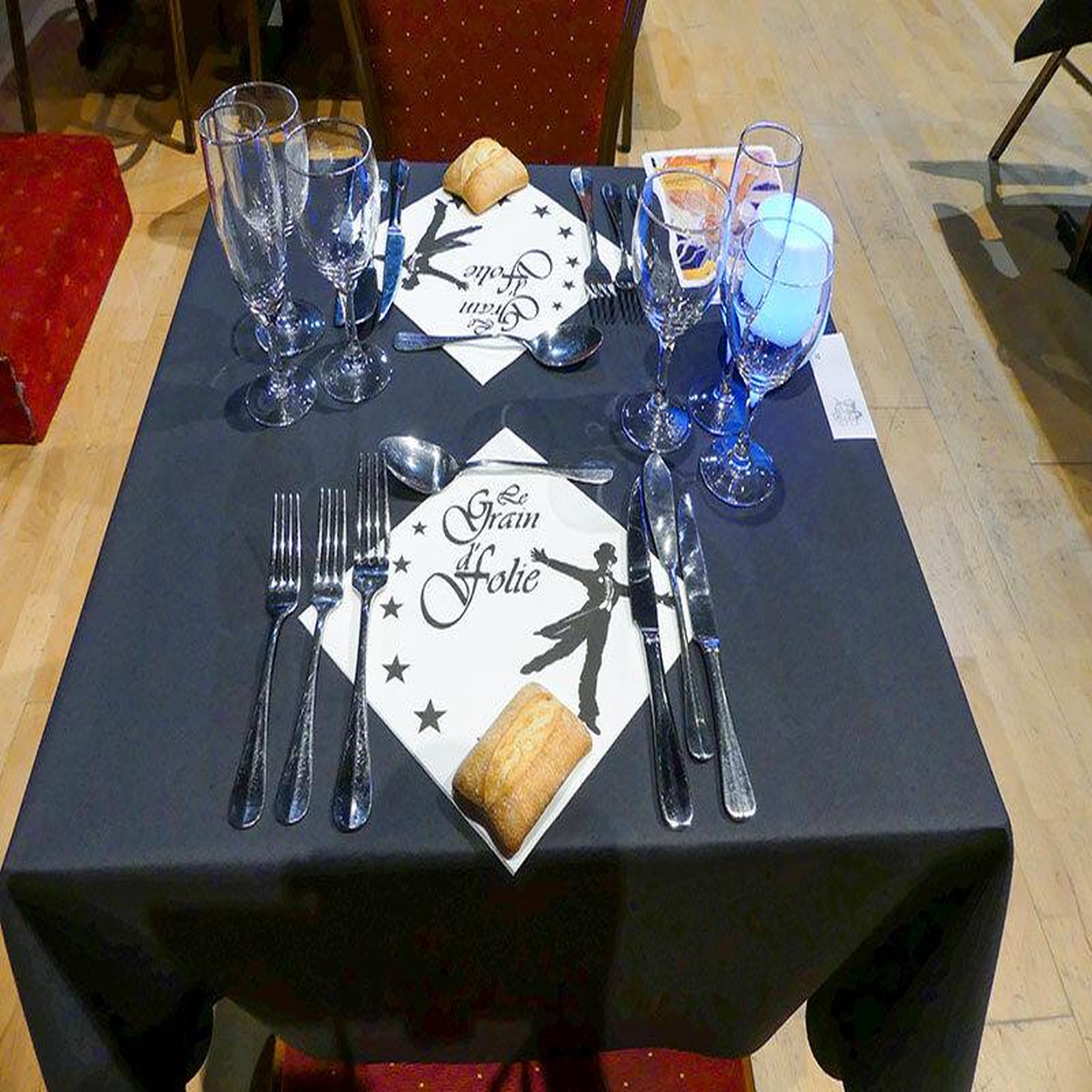 Voir la diapositive 2 : Smartbox Dîner-spectacle cabaret près de bordeaux - coffret cadeau gastronomie