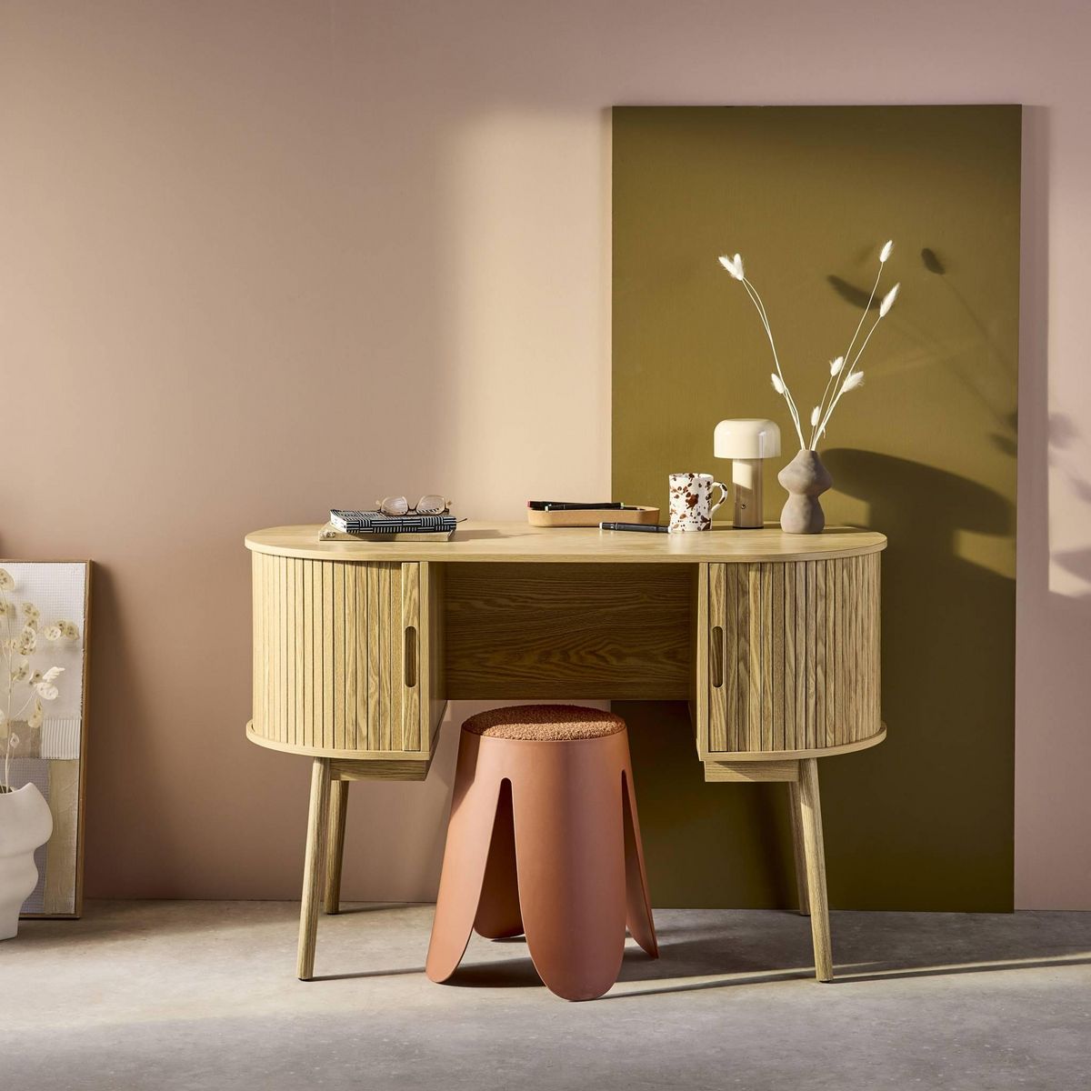 SWEEEK Bureau ovale effet bois rainuré avec deux espaces de rangement. L 120 x P 55 x H 77 cm