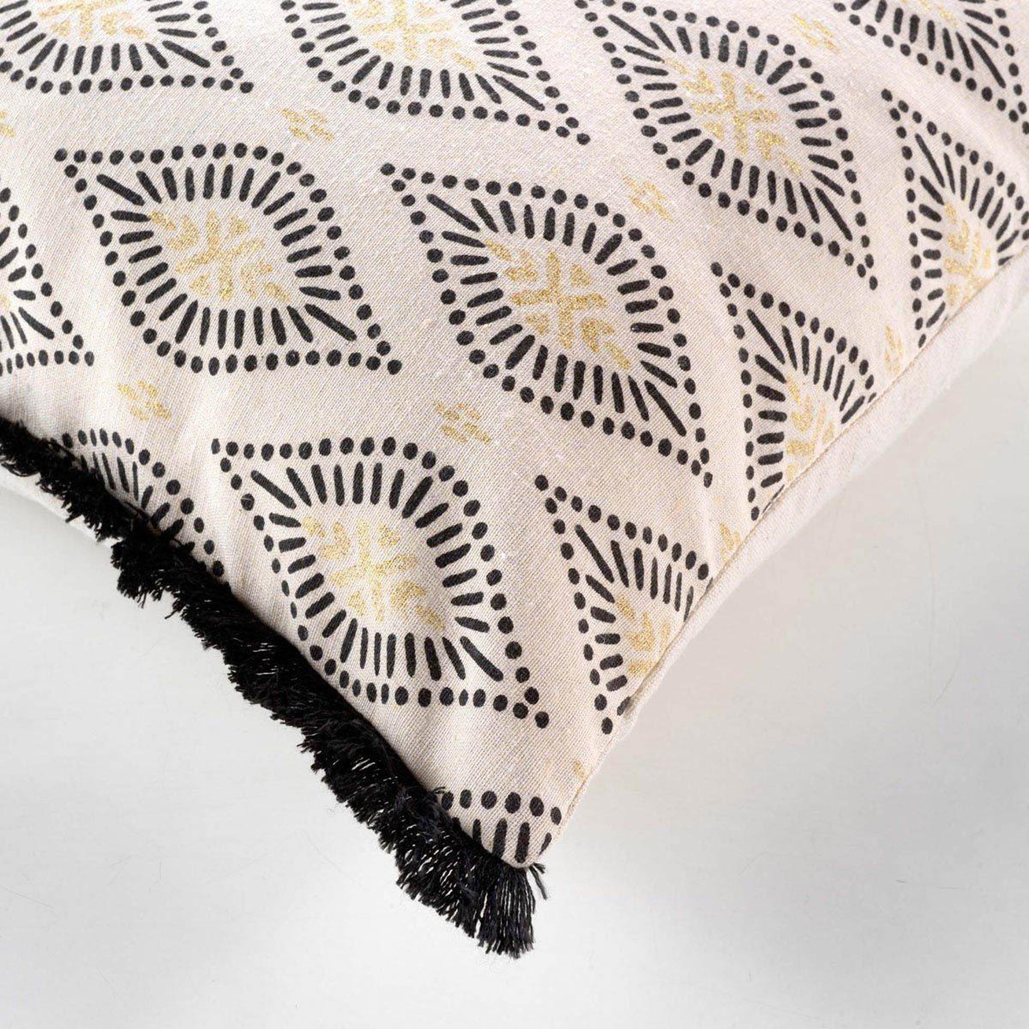Voir la diapositive 2 : Douceur d'Intérieur Coussin déco à franges  oricia  45x45cm beige & noir