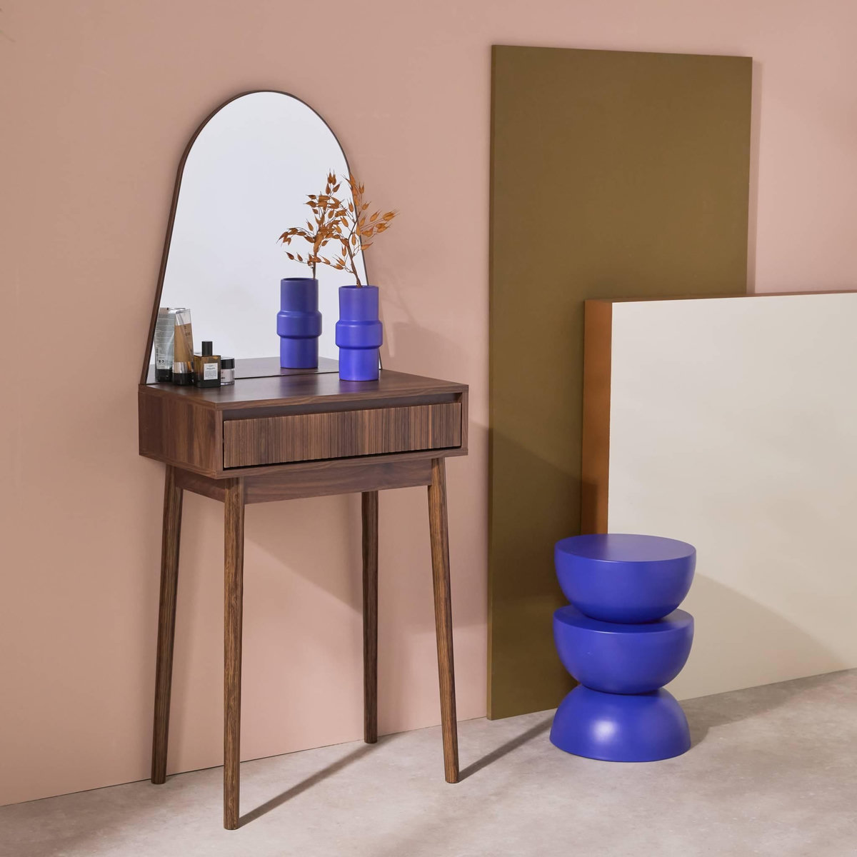 SWEEEK Coiffeuse décor bois LINEAR miroir arrondi 1 tiroir 60 cm. façade striée. Noyer