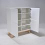 Voir la diapositive 2 : Argentier scandinave SNOW pieds en bois massif, 4 portes L100 cm 