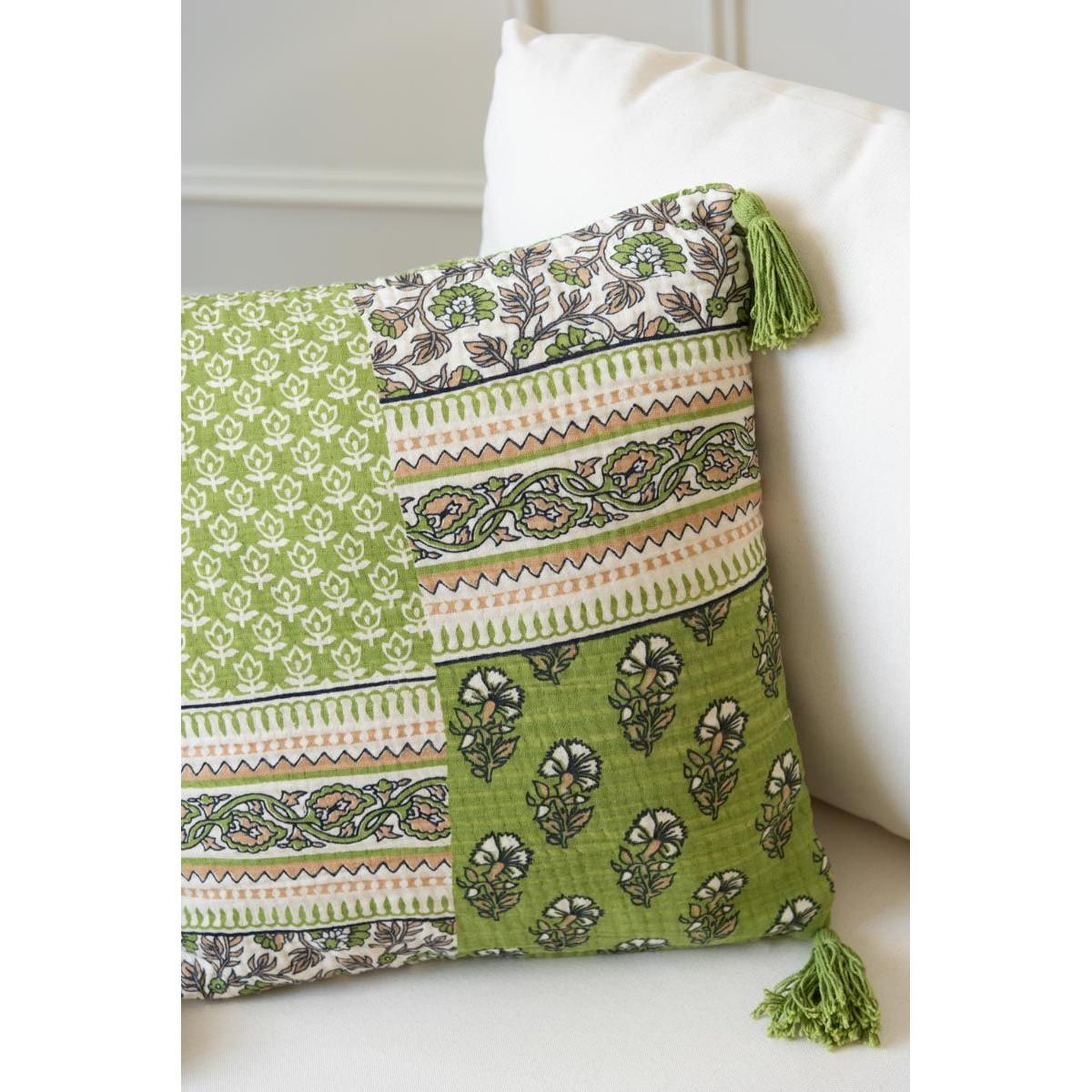 Voir la diapositive 5 : J-LINE Coussin déco à pompons  avocado  45x45cm vert