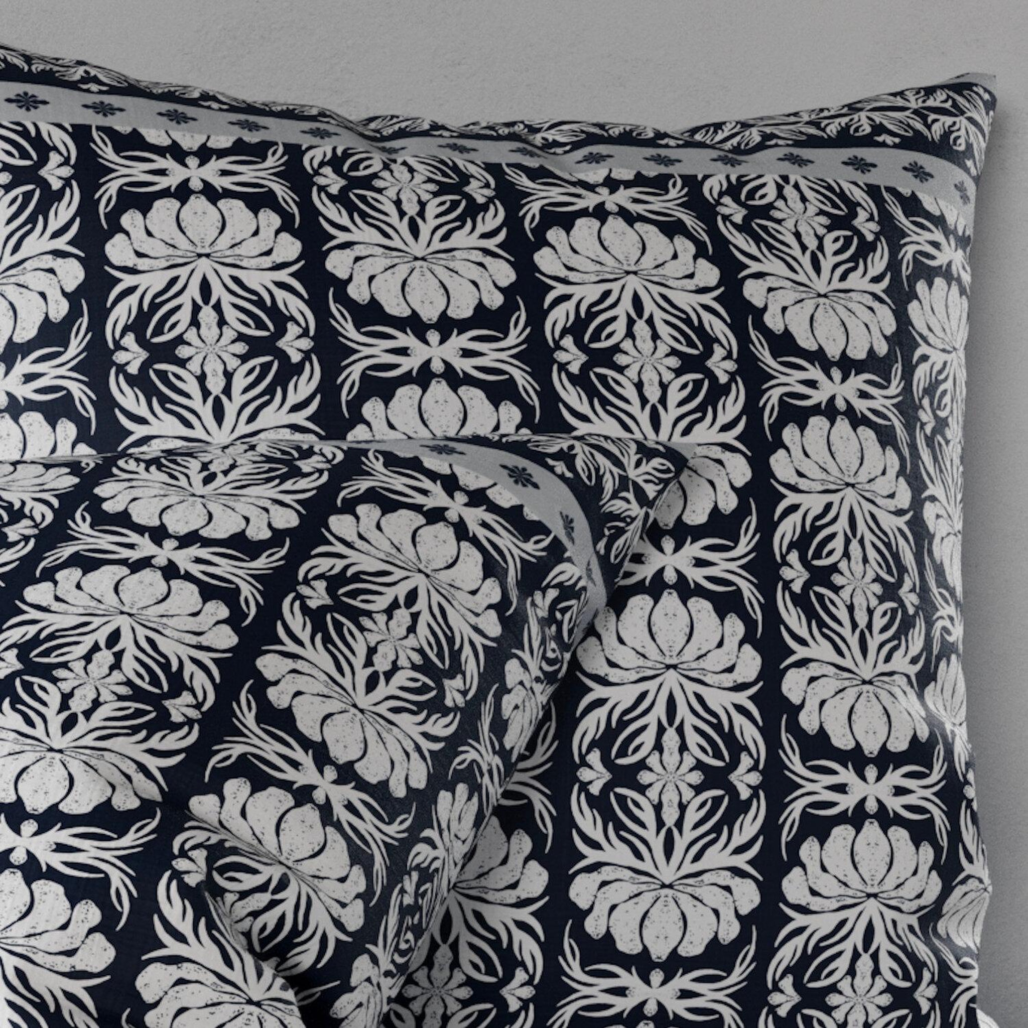 Voir la diapositive 2 : Les Ateliers du Linge Coussin imprimé 100%coton folk