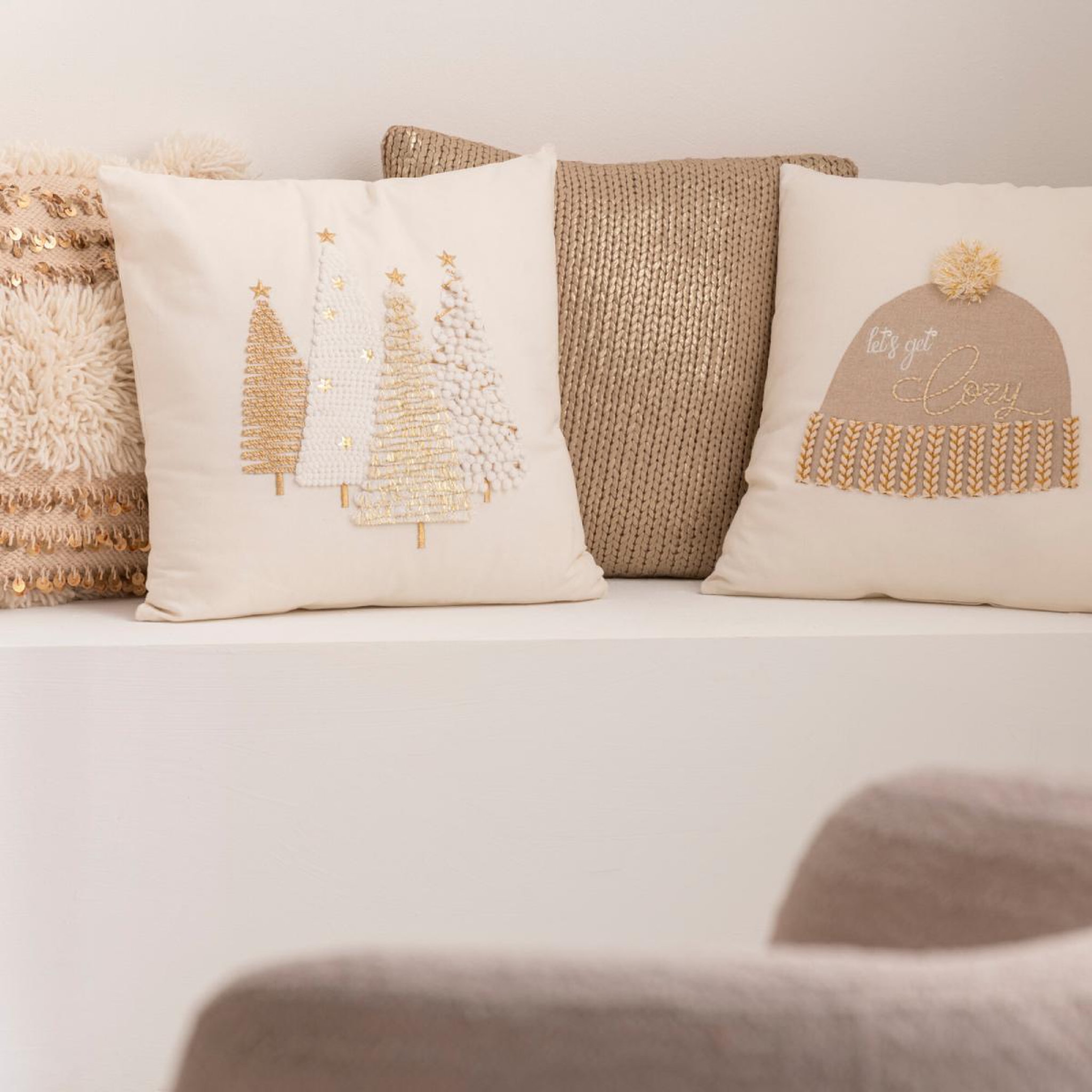 Voir la diapositive 5 : J-LINE Coussin déco en relief  sapin  45x45cm blanc