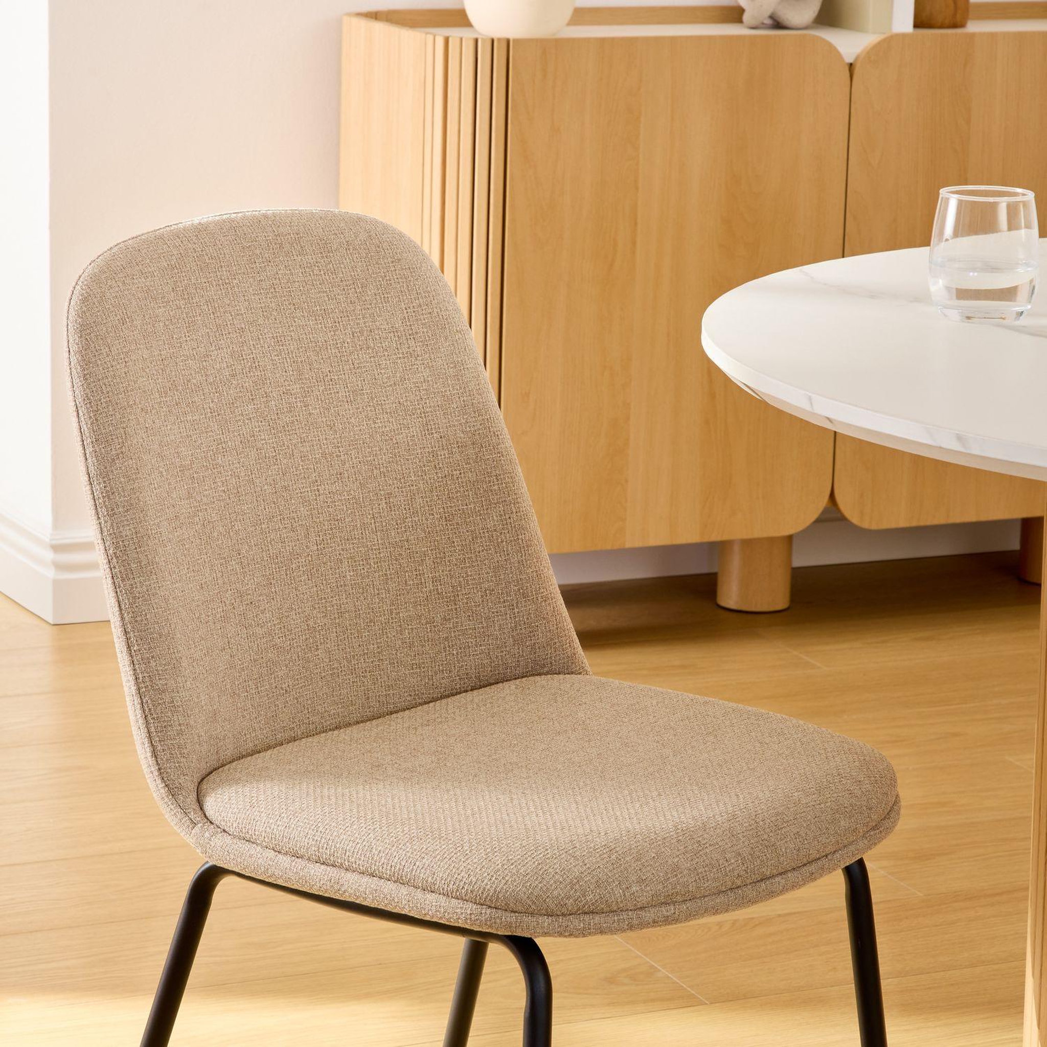 Voir la diapositive 6 : TOILINUX Lot de 4 chaises en tissu et pieds métal neora
