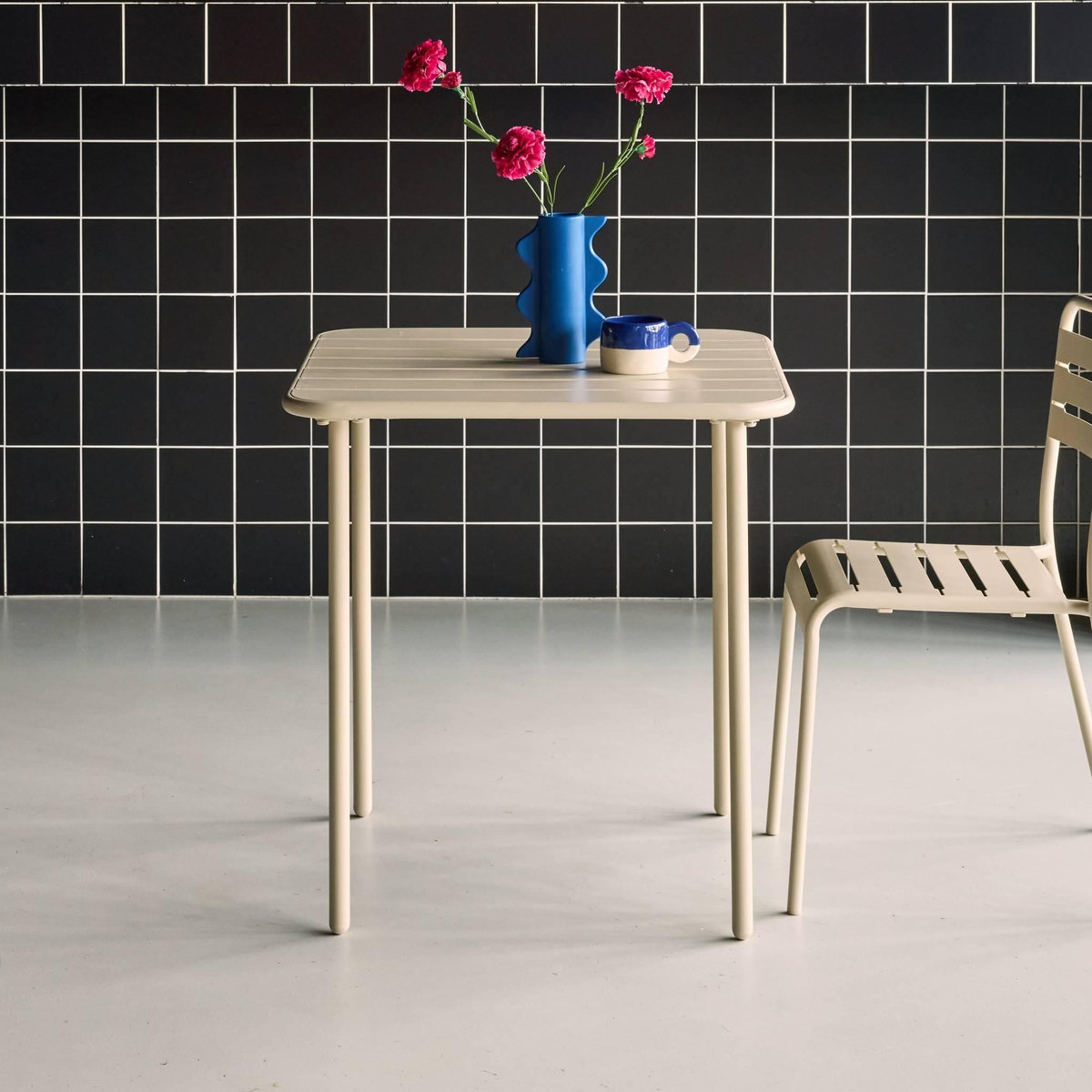 SWEEEK Table de jardin métal 2 places, Amelia 70 x 70cm