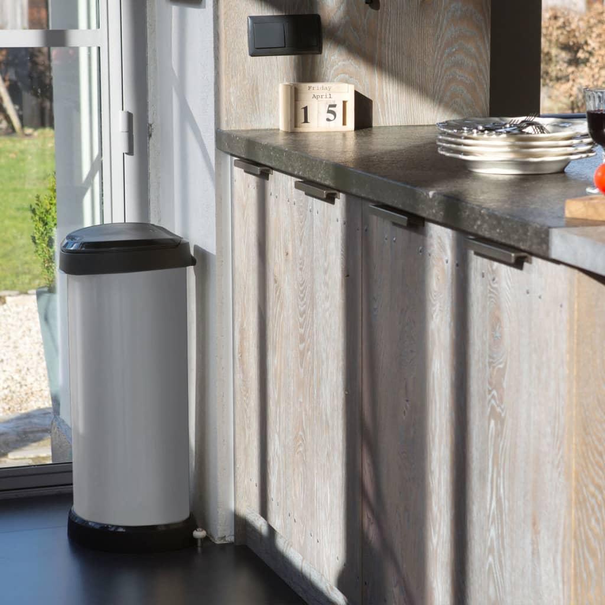 Voir la diapositive 1 : CURVER Curver Poubelle a pedale Deco Ovale 40 L Argente