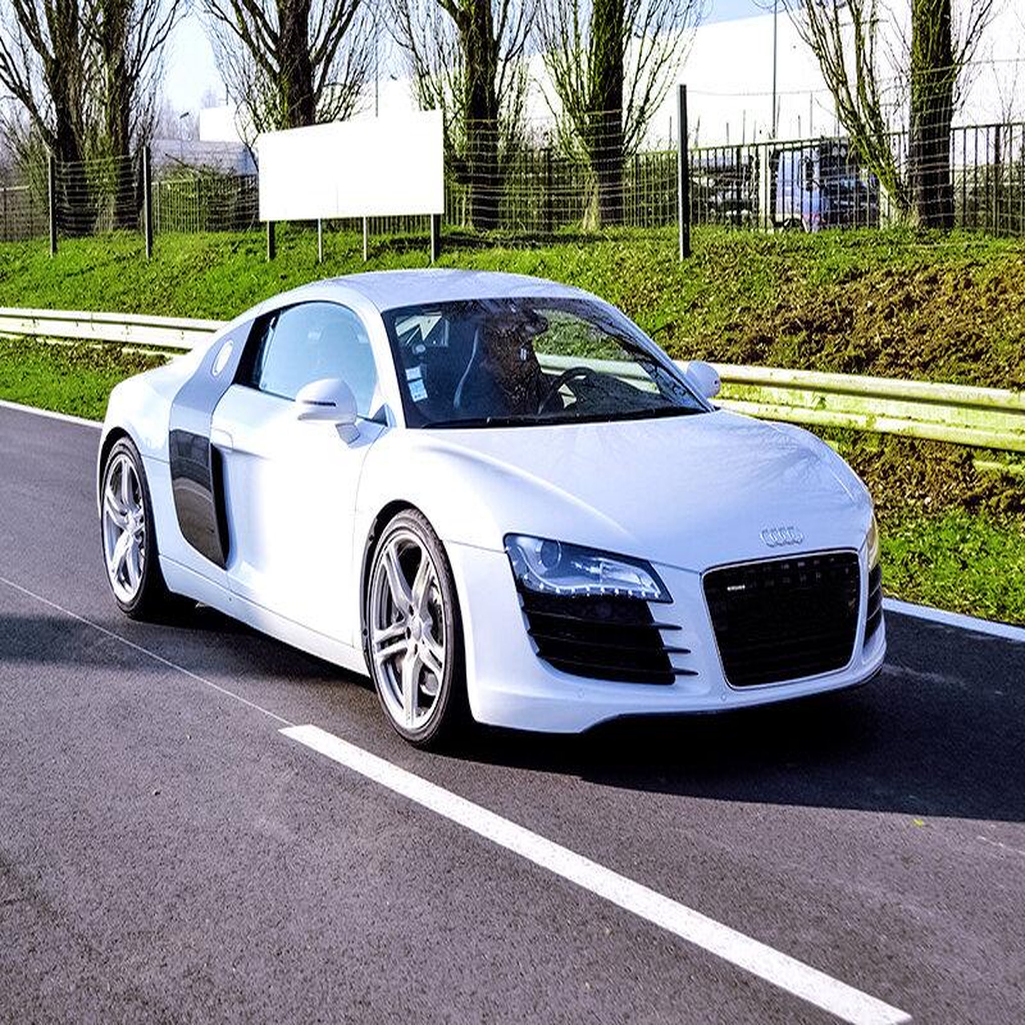 Voir la diapositive 3 : Smartbox Stage de pilotage : 3 tours sur le circuit de croix-en-ternois en audi r8 v10 - coffret cadeau sport & aventure