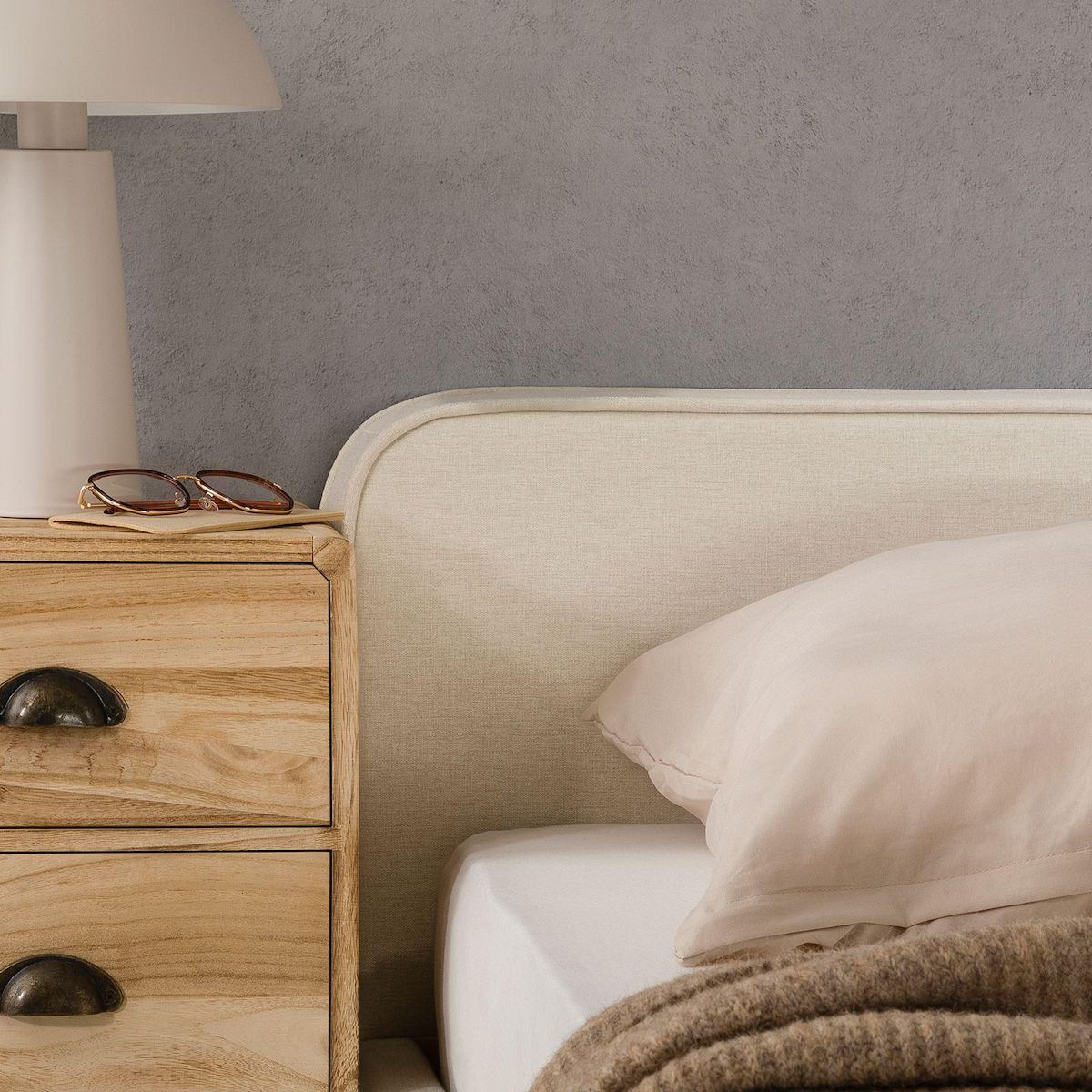 IDIMEX Lit double BELARTI 140 x 190 cm, revêtement en tissu