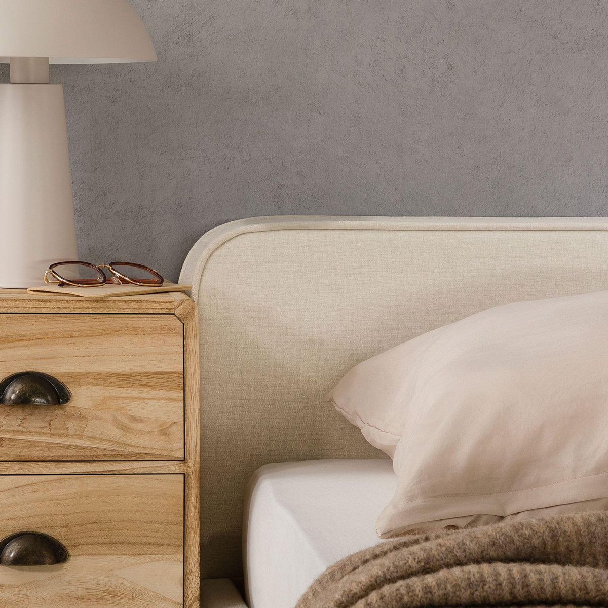 IDIMEX Lit double BELARTI 140 x 190 cm, revêtement en tissu