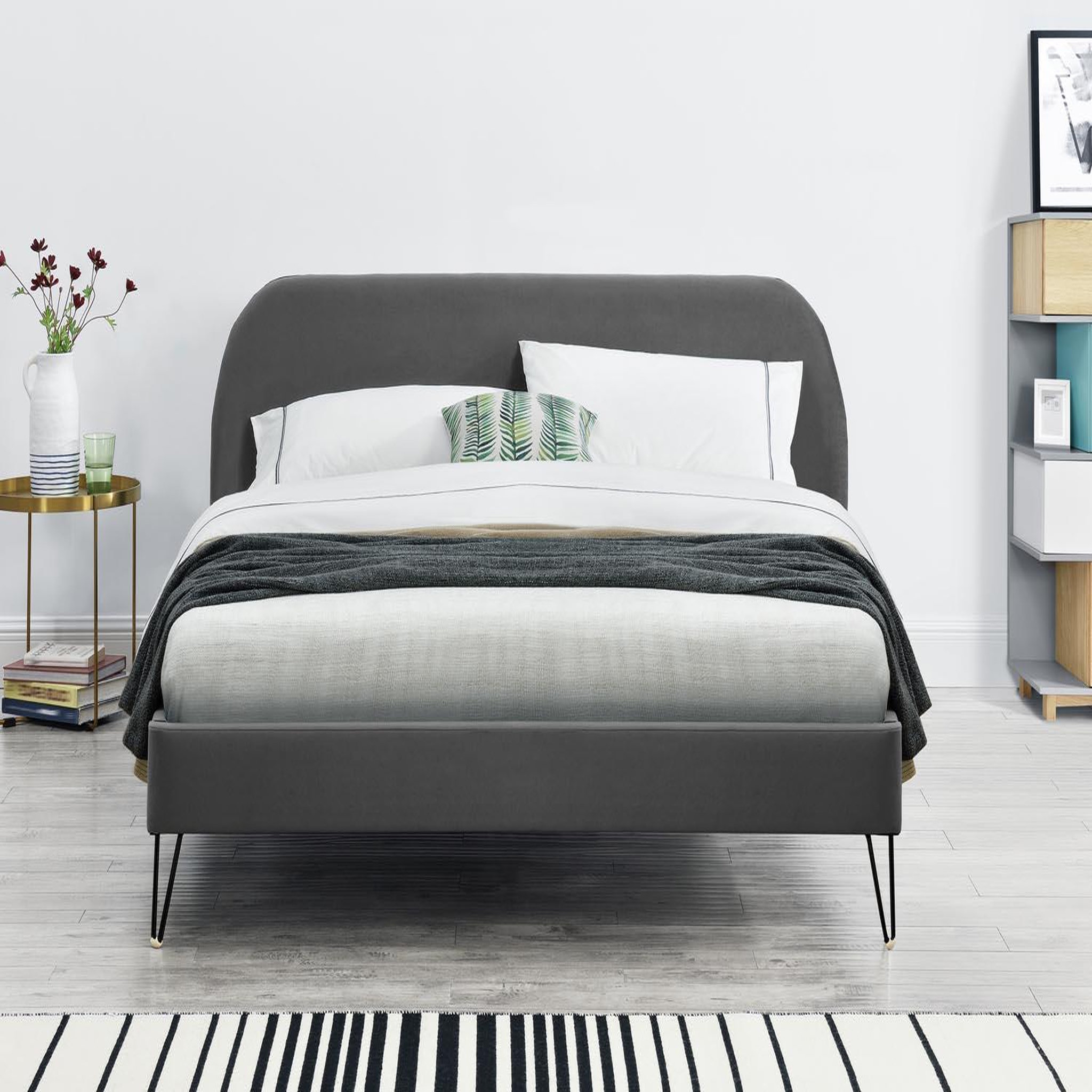 Voir la diapositive 5 : CONCEPT USINE Lit 160 x 200 cm en velours gris et pieds noirs phoenix