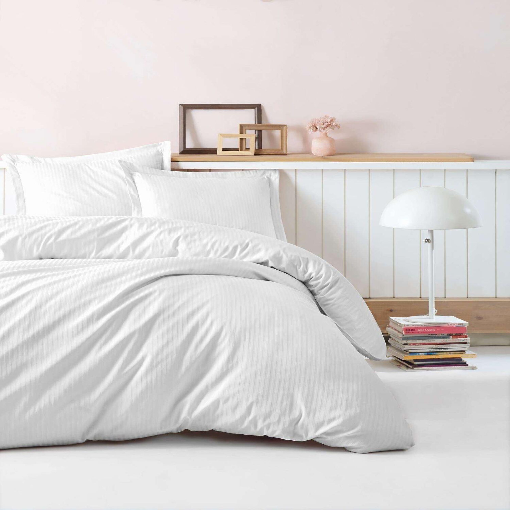 Home collection Parure de lit enfant avec taie(s) 100 % satin de coton Stripe. Coloris disponibles : Blanc