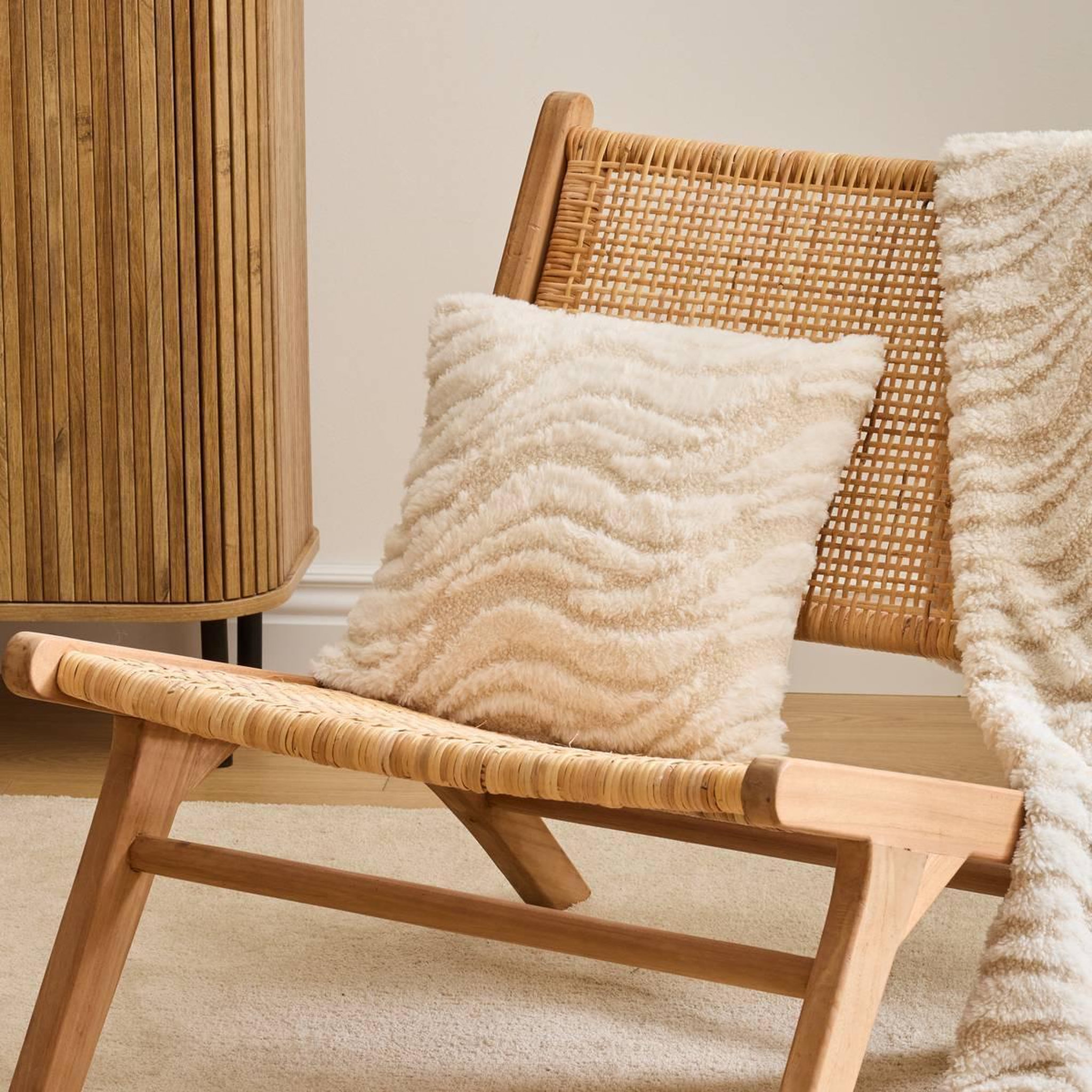 Voir la diapositive 6 : ATMOSPHERA Coussin Imitation Fourrure  Boucly Wavy  40x40cm Beige Lin