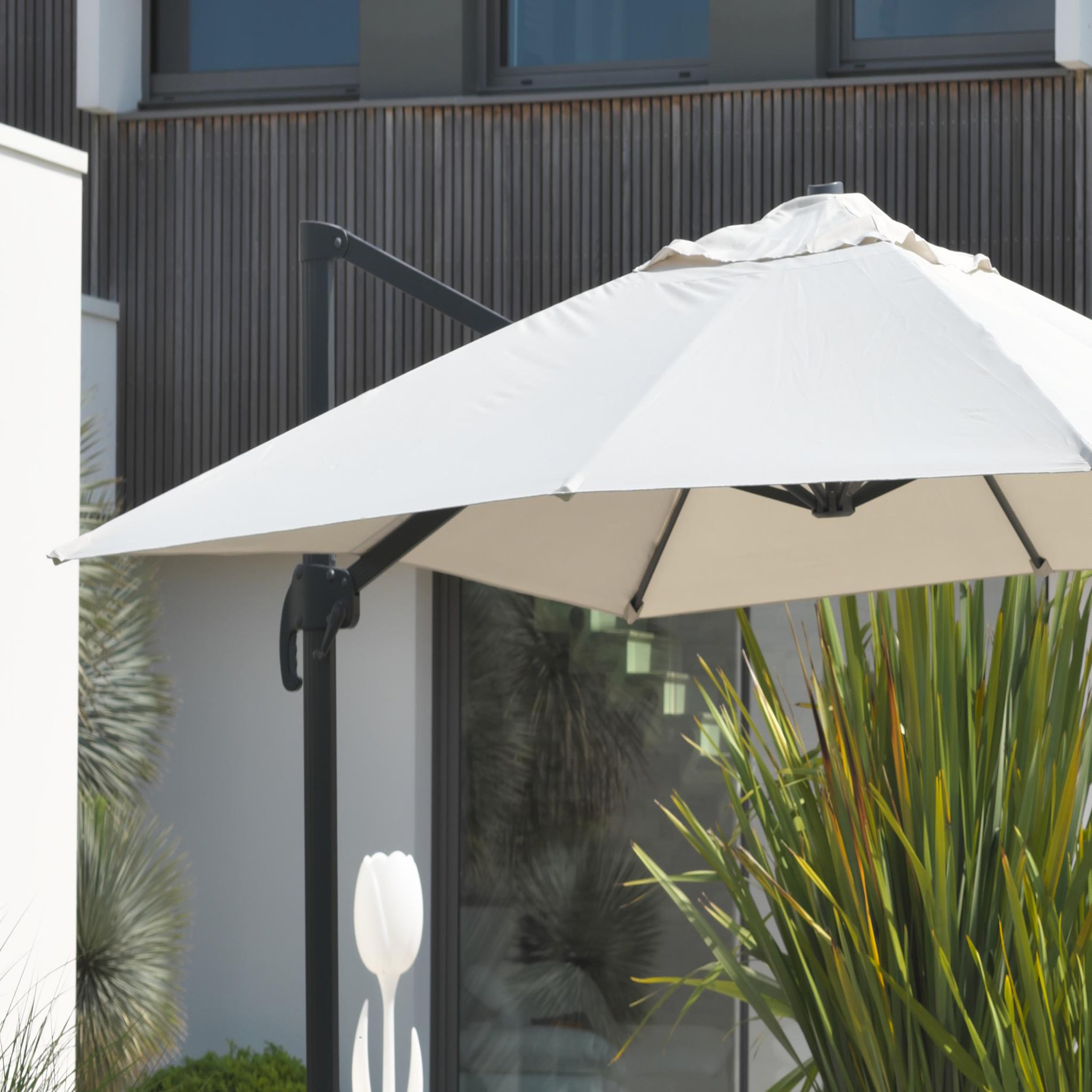 Voir la diapositive 5 : DCB GARDEN Parasol avec pied excentré en acier