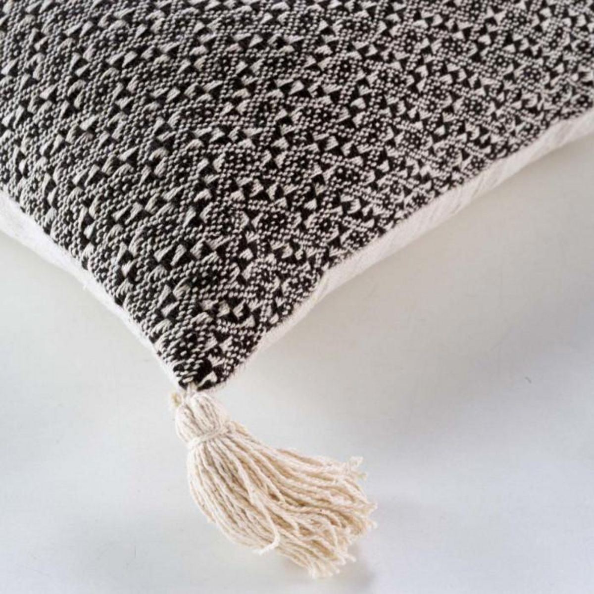 Paris Prix Coussin Déco à Pompons  Junon  40x40cm Noir