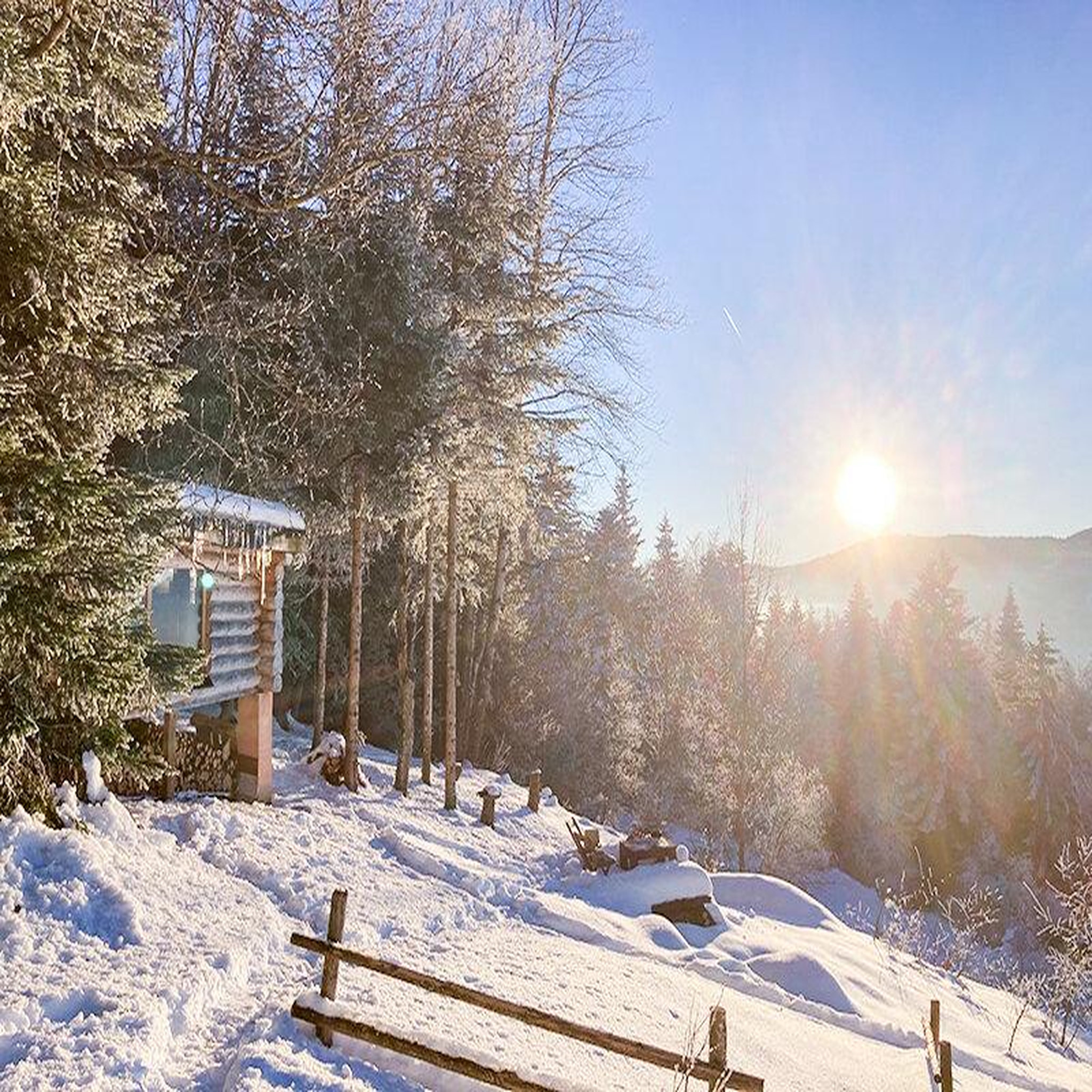 Voir la diapositive 3 : Smartbox 2 jours insolites dans une cabane en bois dans les alpes - coffret cadeau séjour