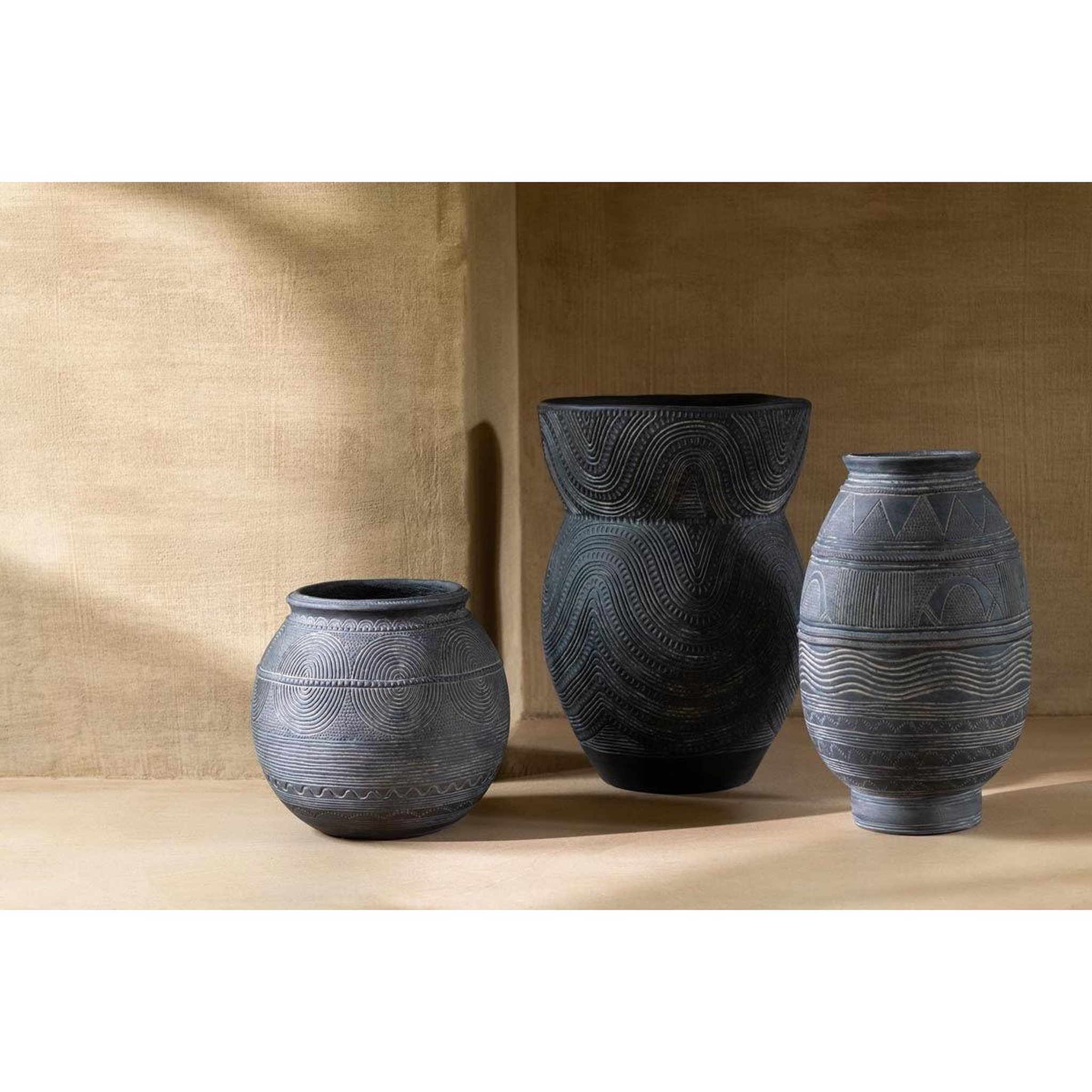 Voir la diapositive 2 : J-LINE Vase cruche en ciment  black lombok  29cm noir