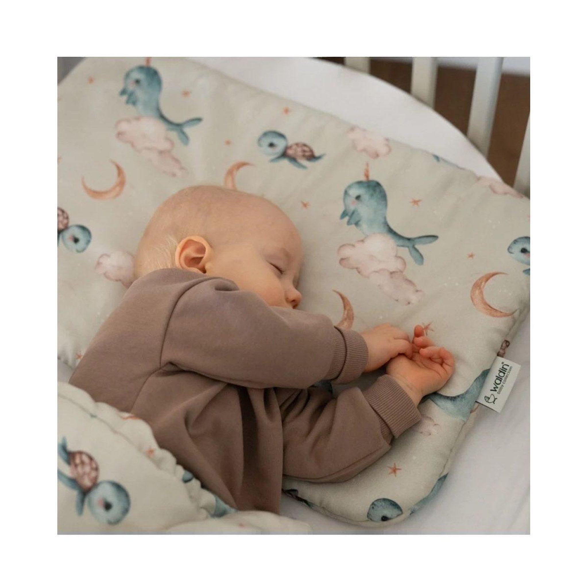 Voir la diapositive 2 : WALDIN Oreiller bébé 60 × 40 cm - motif baleine, vert olive