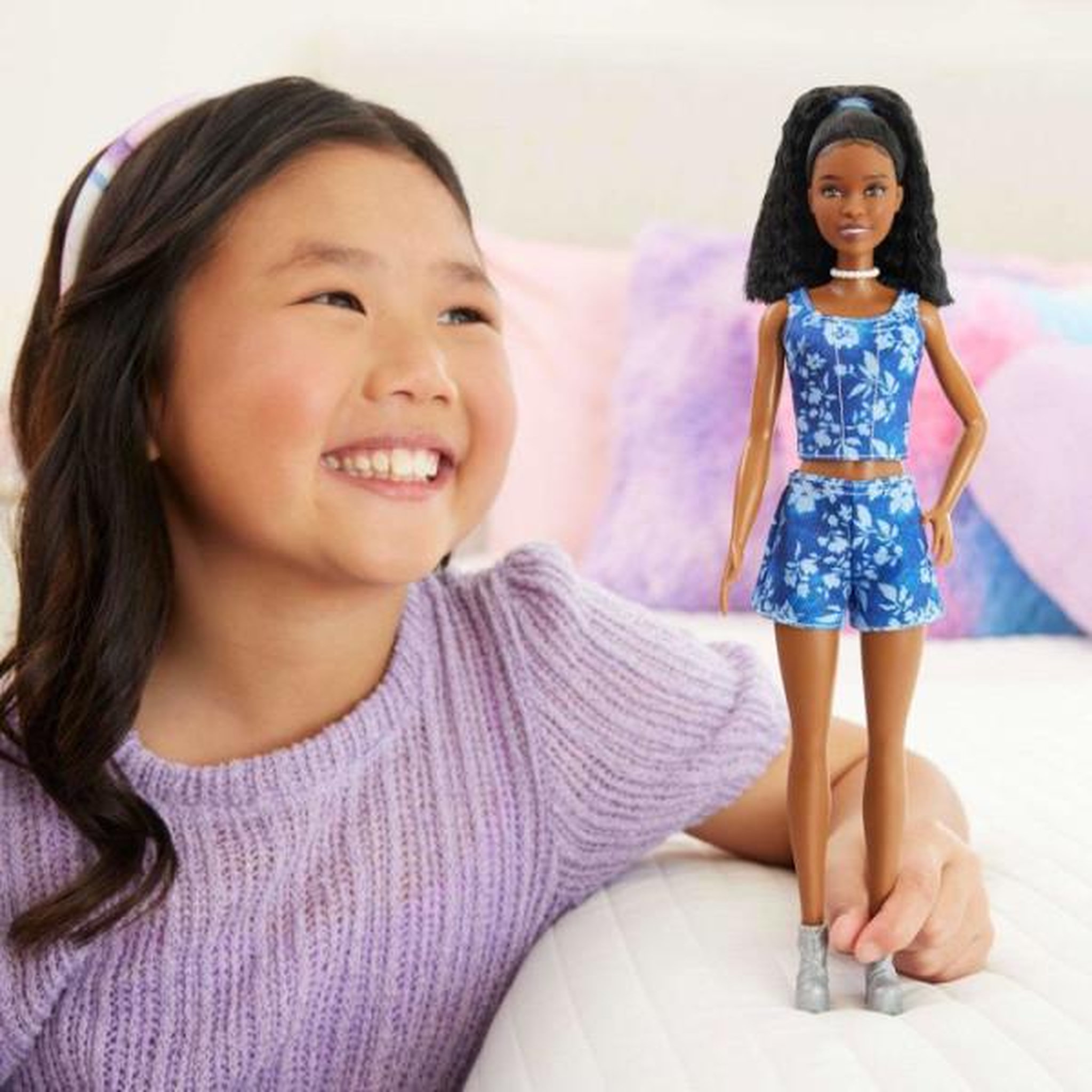 Voir la diapositive 5 : MATTEL Poupée mannequin - Barbie - Fashionistas Short et Haut à Fleurs - Cheveux noirs - Dès 3 ans