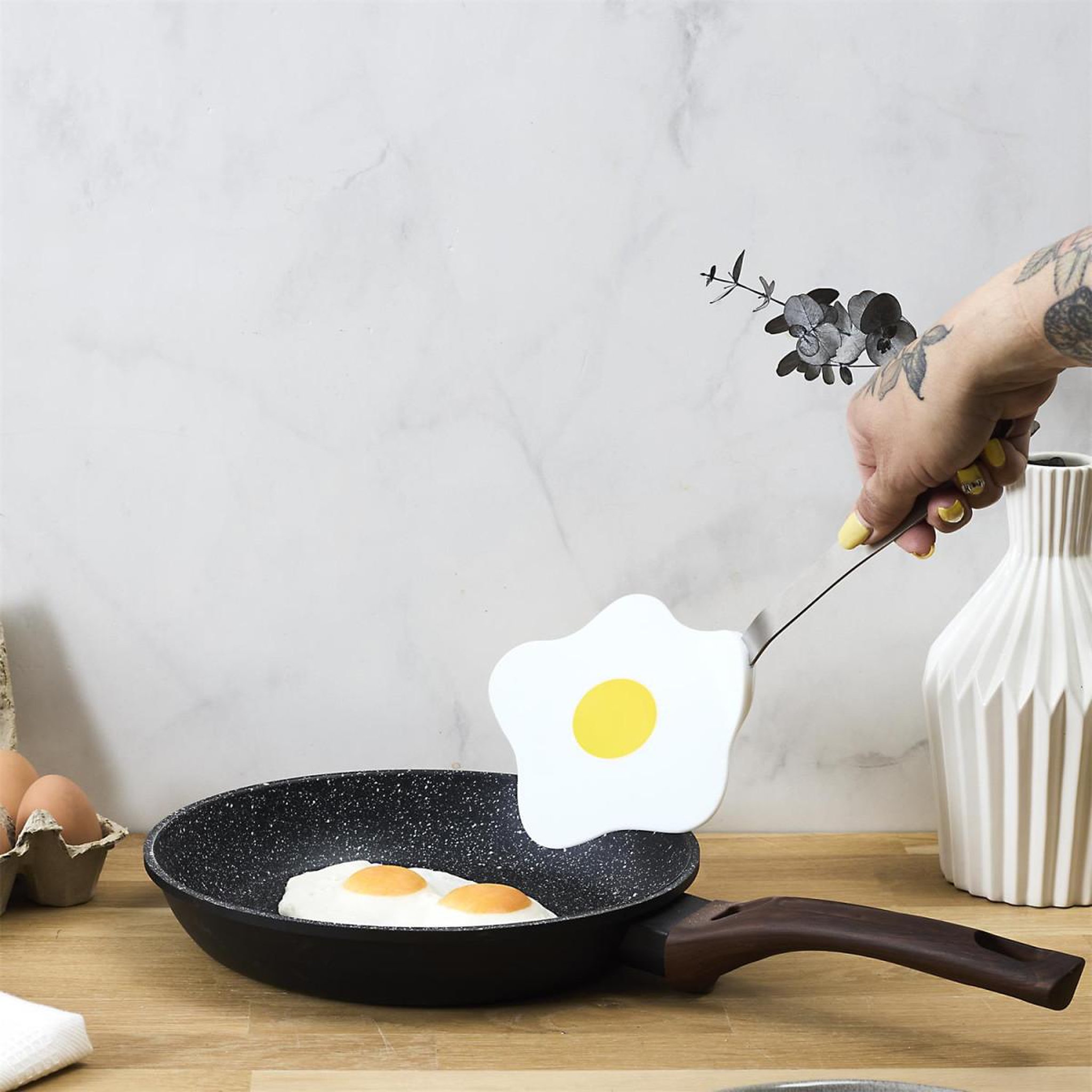 Voir la diapositive 4 : COOK CONCEPT Spatule de cuisine  œuf  29cm blanc