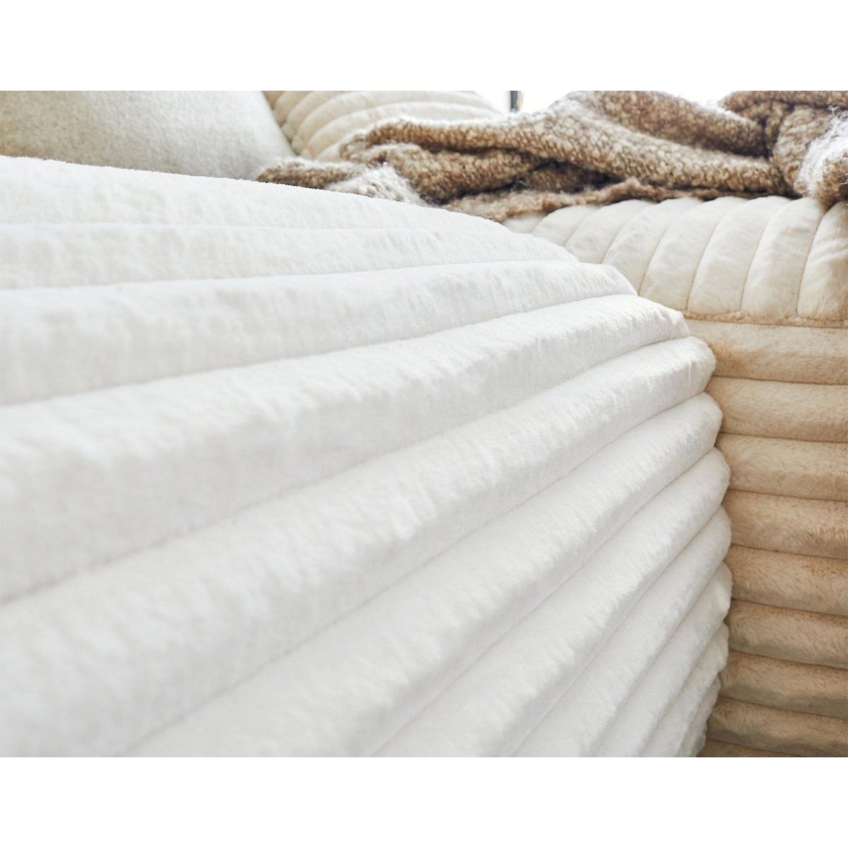 LISA DESIGN Laponie - canapé d'angle droit - 4 places - en fausse fourrure côtelée