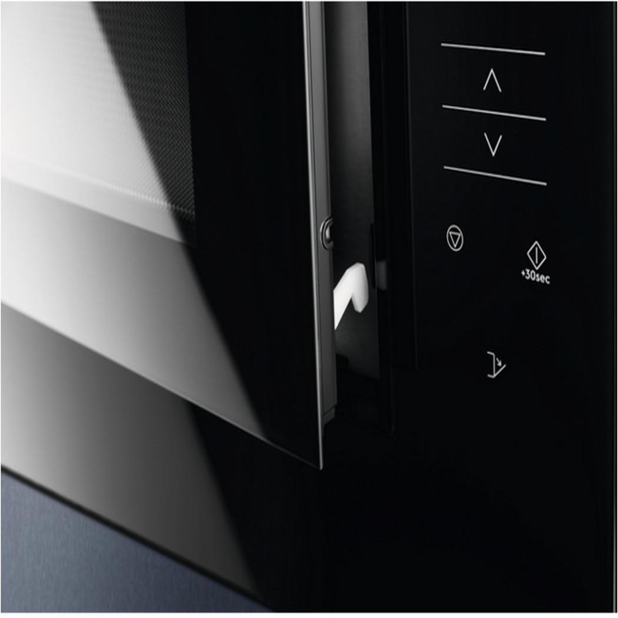 Voir la diapositive 2 : ELECTROLUX Micro-ondes encastrable 26l 900w noir/inox - KMFE264TEX