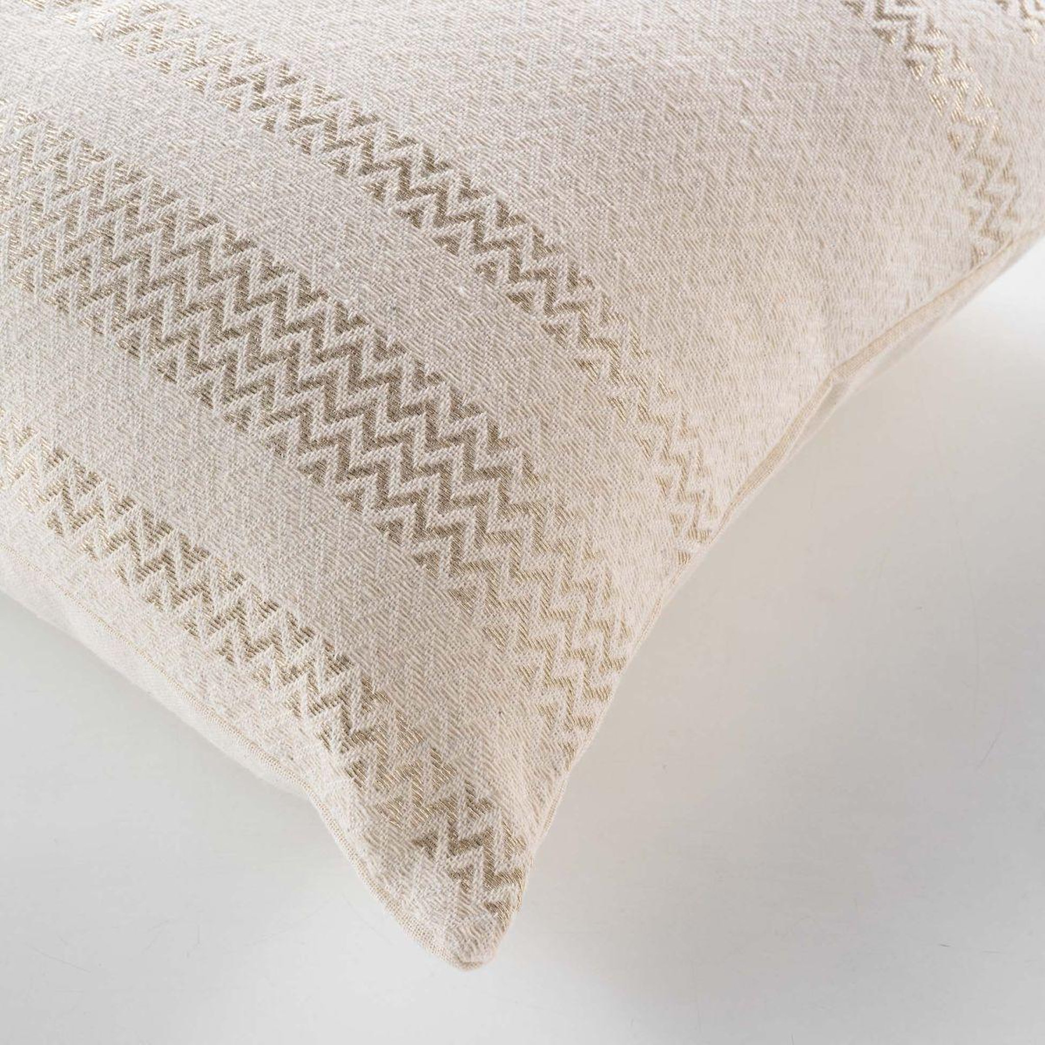 Voir la diapositive 3 : Douceur d'Intérieur Coussin déco  doreline  40x40cm beige