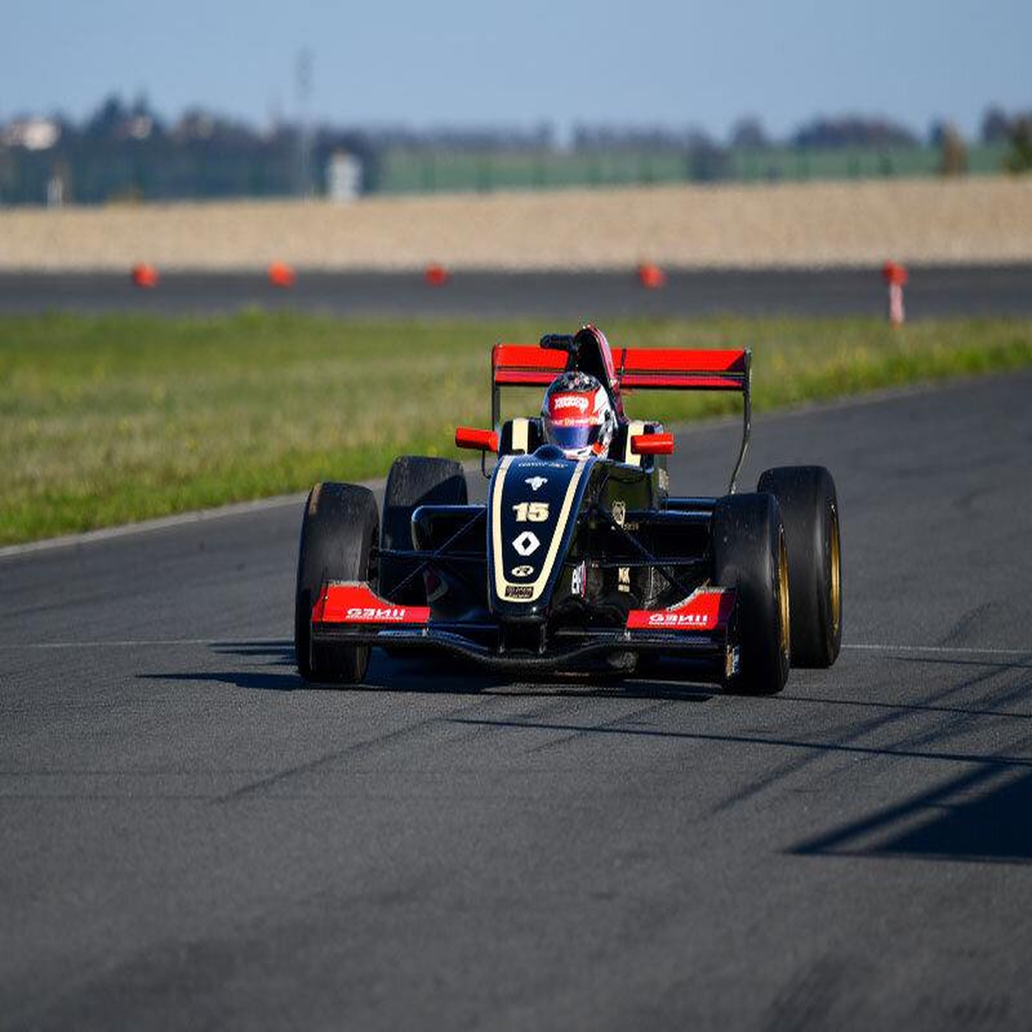 Voir la diapositive 2 : Smartbox Stage de pilotage : 15 à 20 tours de circuit en Formule Renault 2.0 - Coffret Cadeau Sport & Aventure