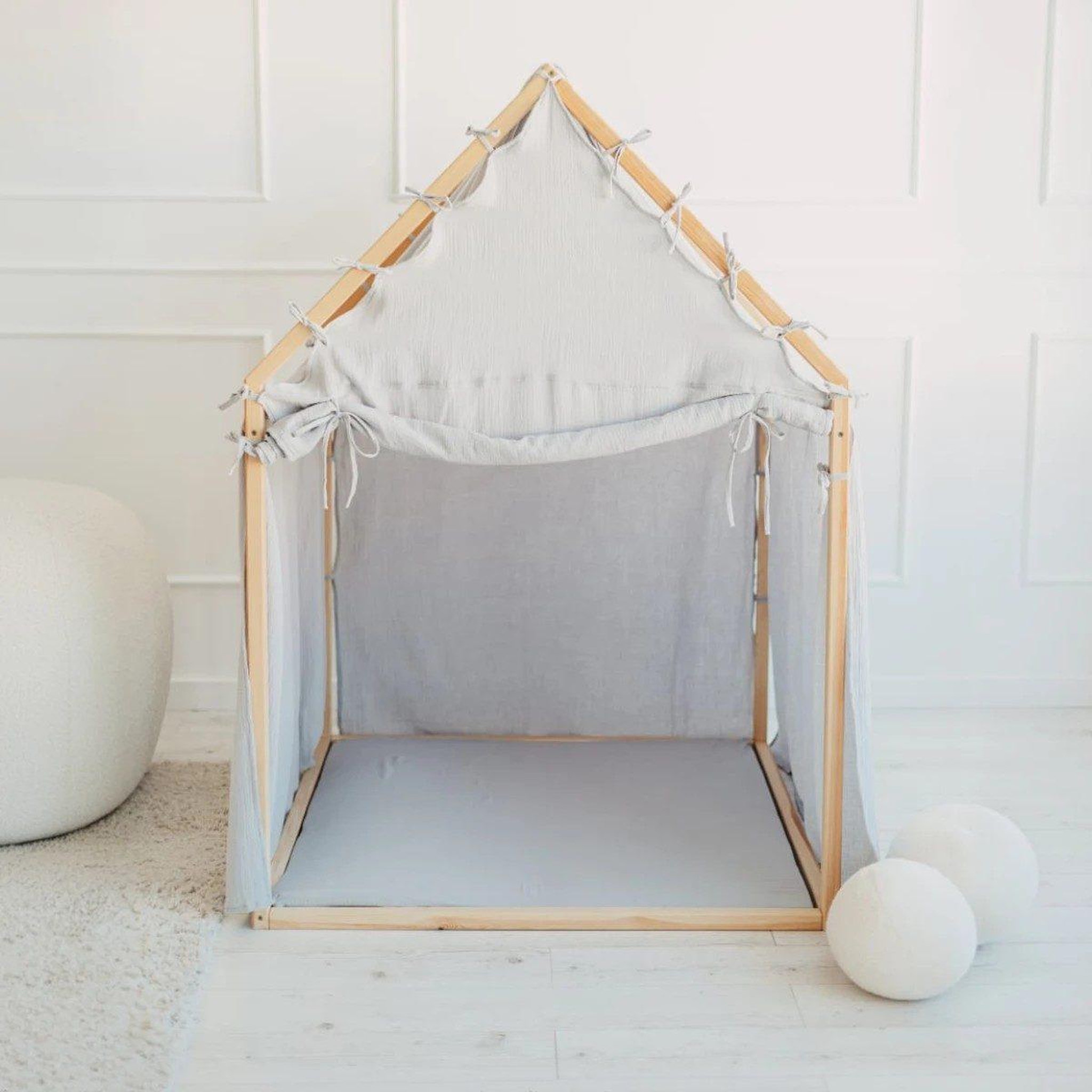 MONIO FOR KIDS Cabane de jeu en bois et mousseline 106 x 106 x 150 cm, store enroulable — Gris