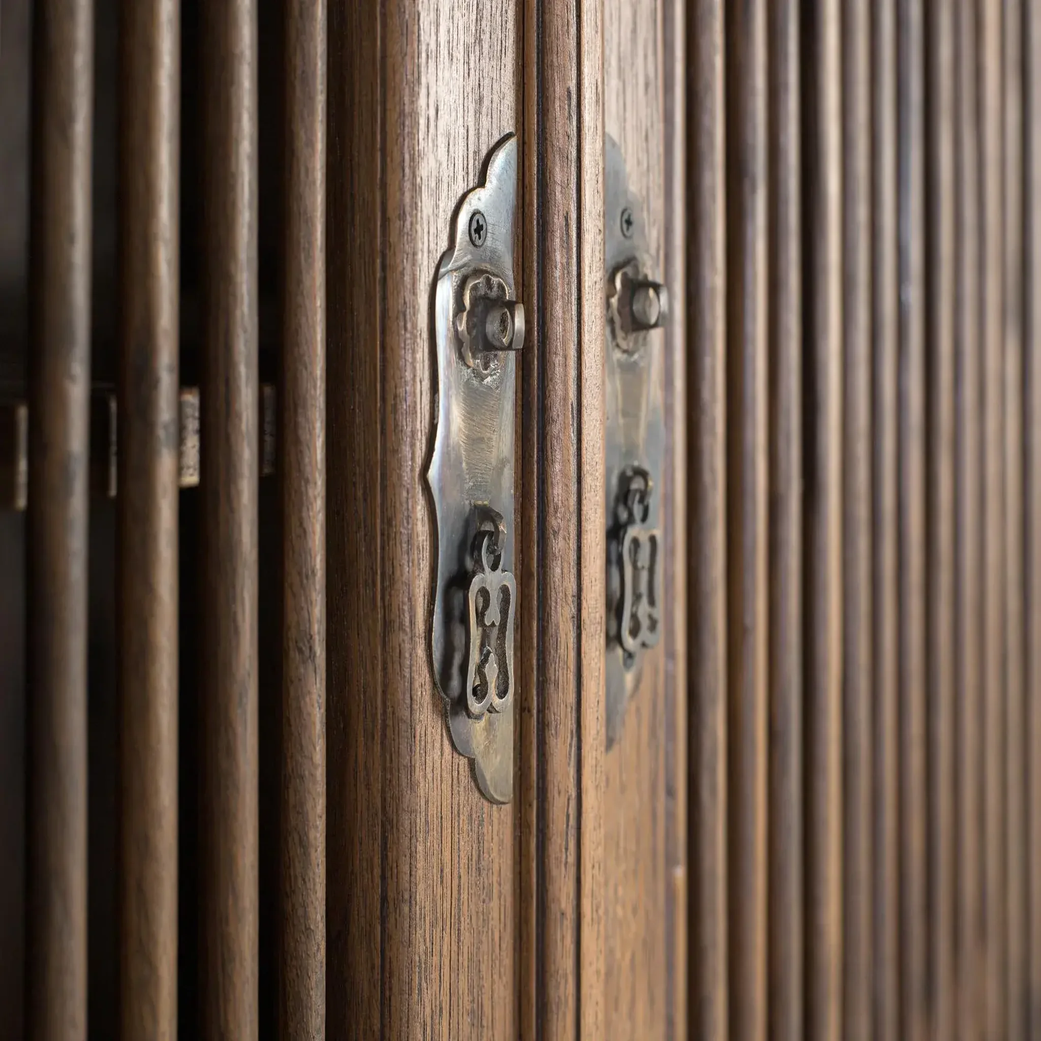 Voir la diapositive 3 : GINER Y COLOMER SL Armoire en bois de teck 96cm style artisanal vintage