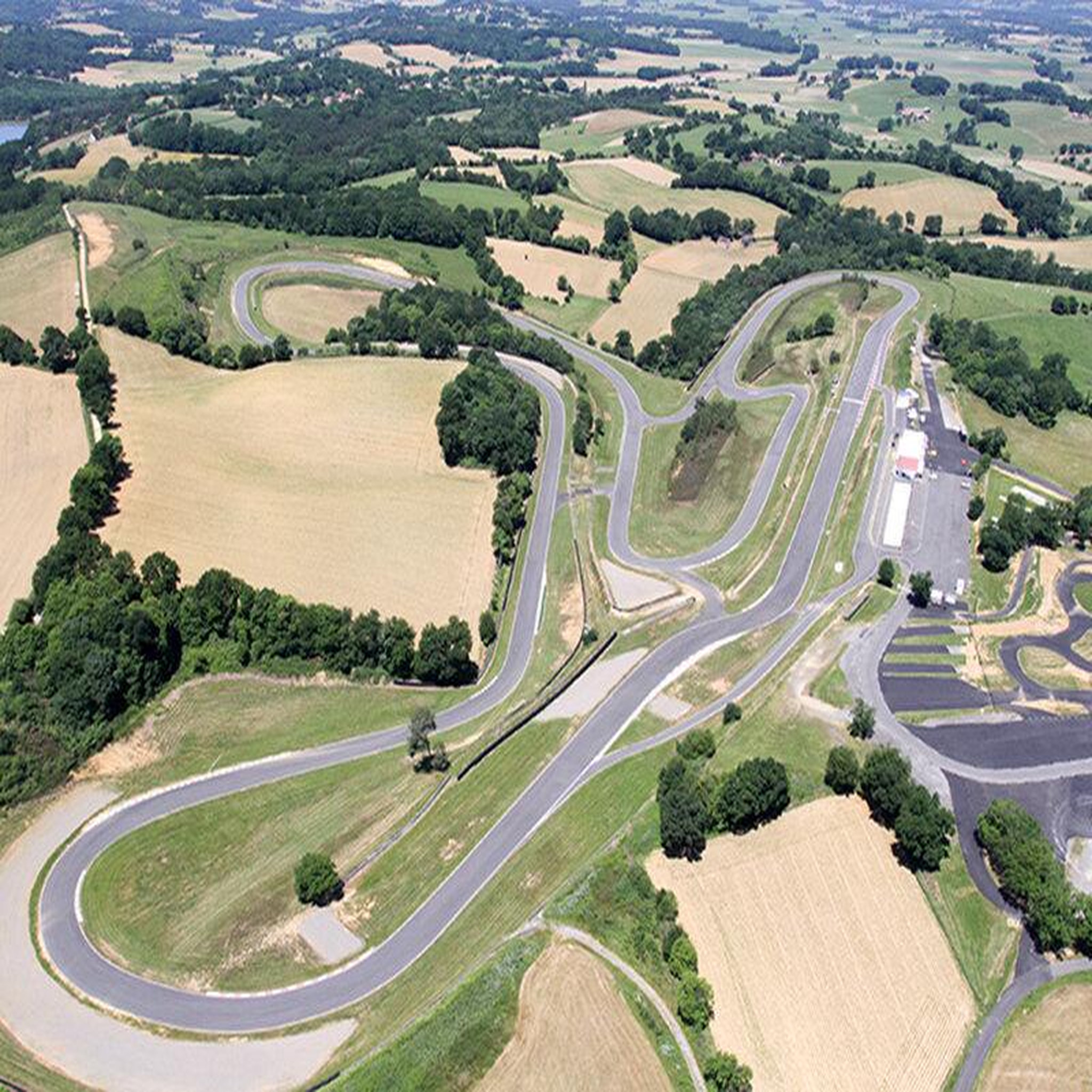 Voir la diapositive 2 : Smartbox 4 tours au volant d'une porsche sur le circuit de pau-arnos - coffret cadeau sport & aventure