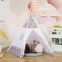 Voir la diapositive 2 : HOMCOM Tente teepee indien enfant style graphique - dim. 1,2L x 1,2I x 1,55H m - porte refermable, fenêtre - structure bois, toile polyester coton blanc multicolore