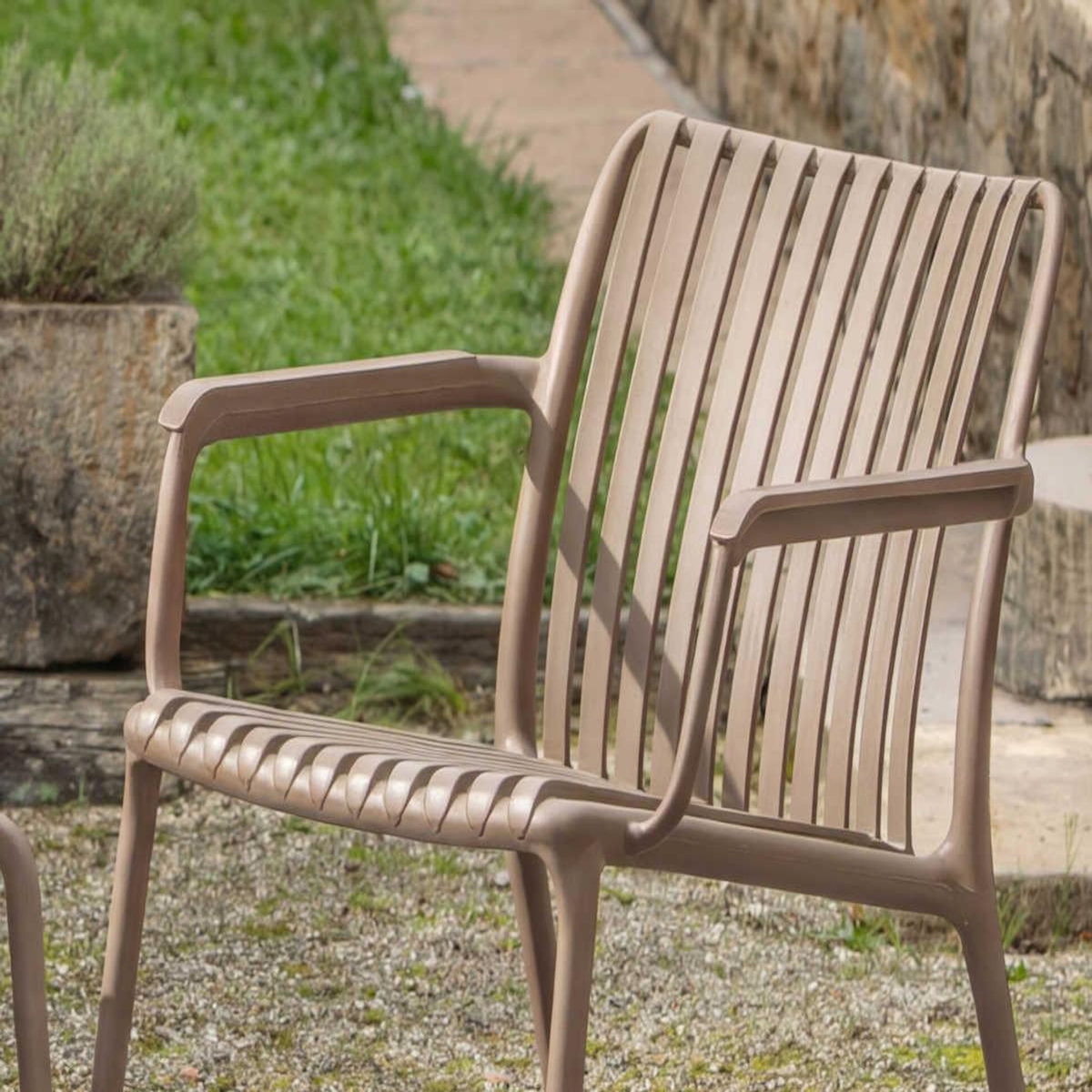 Jardiline Fauteuil bas de jardin en résine PP 50 % recyclé, taupe - Jardiline